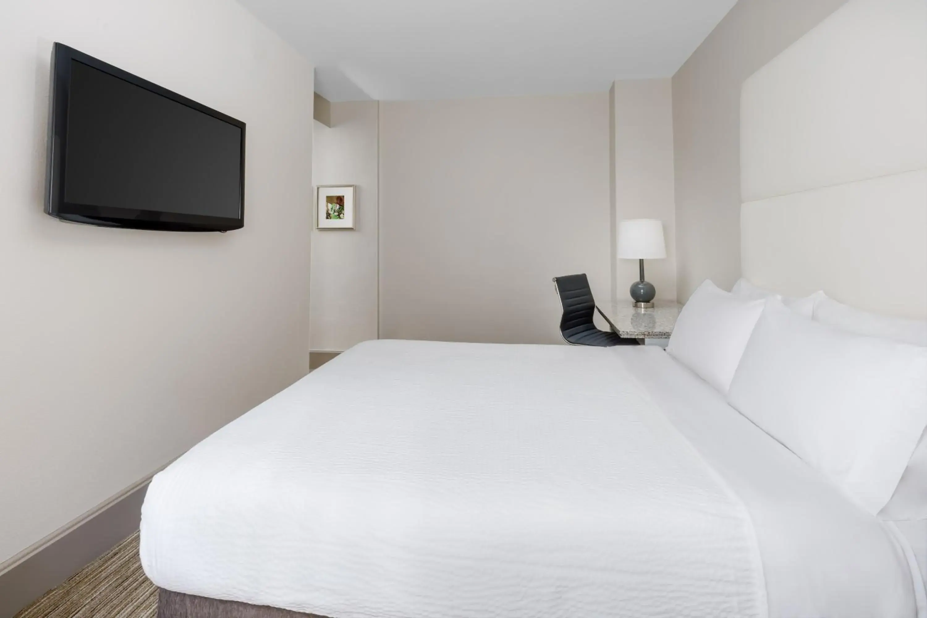 Standard Queen Room in Holiday Inn Express Chicago - Magnificent Mile by IHG Standard Queen Room in Holiday Inn Express Chicago - Magnificent Mile by IHG