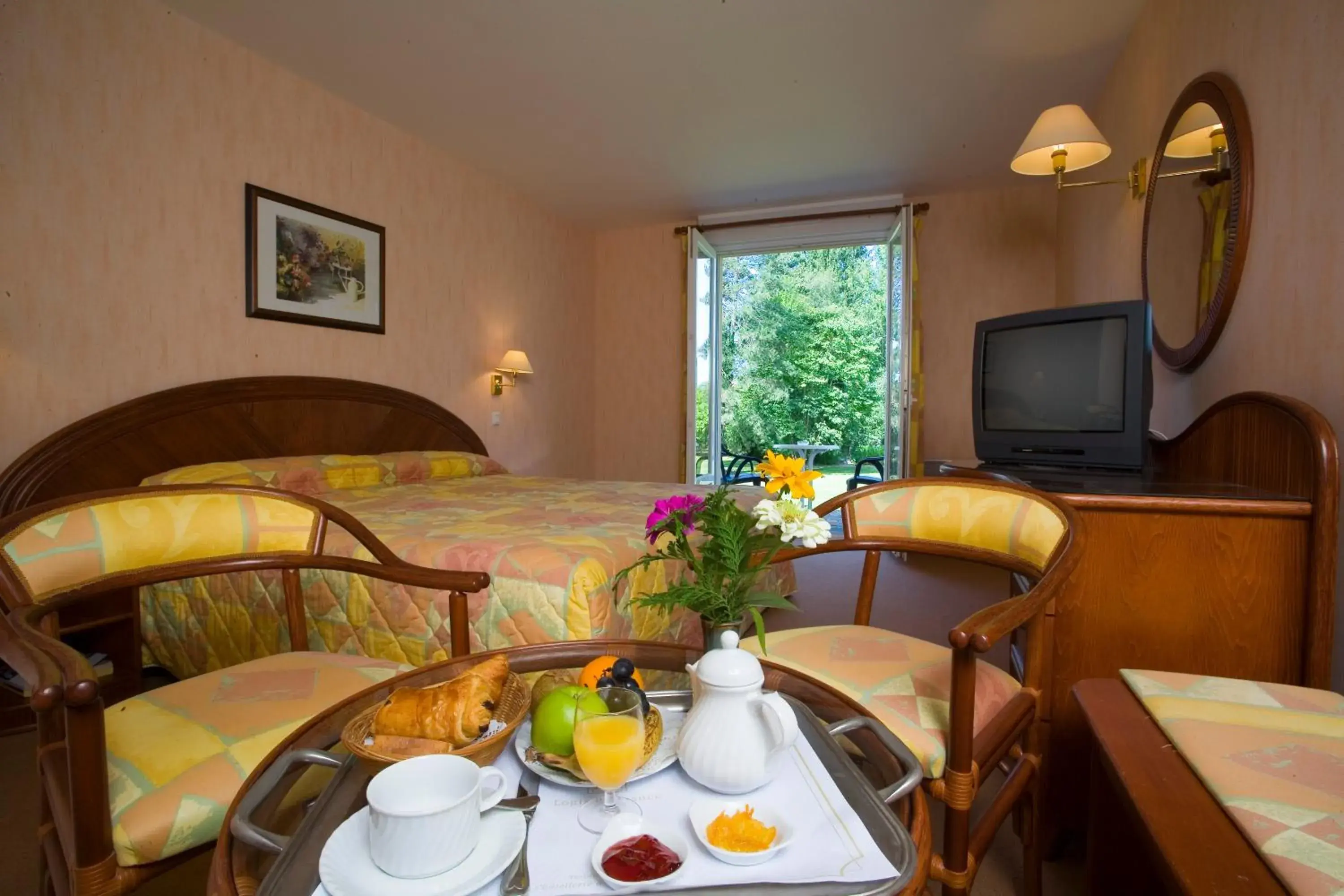 Double Room with Park View in Logis Hôtel du Pont Neuf Double Room with Park View in Logis Hôtel du Pont Neuf