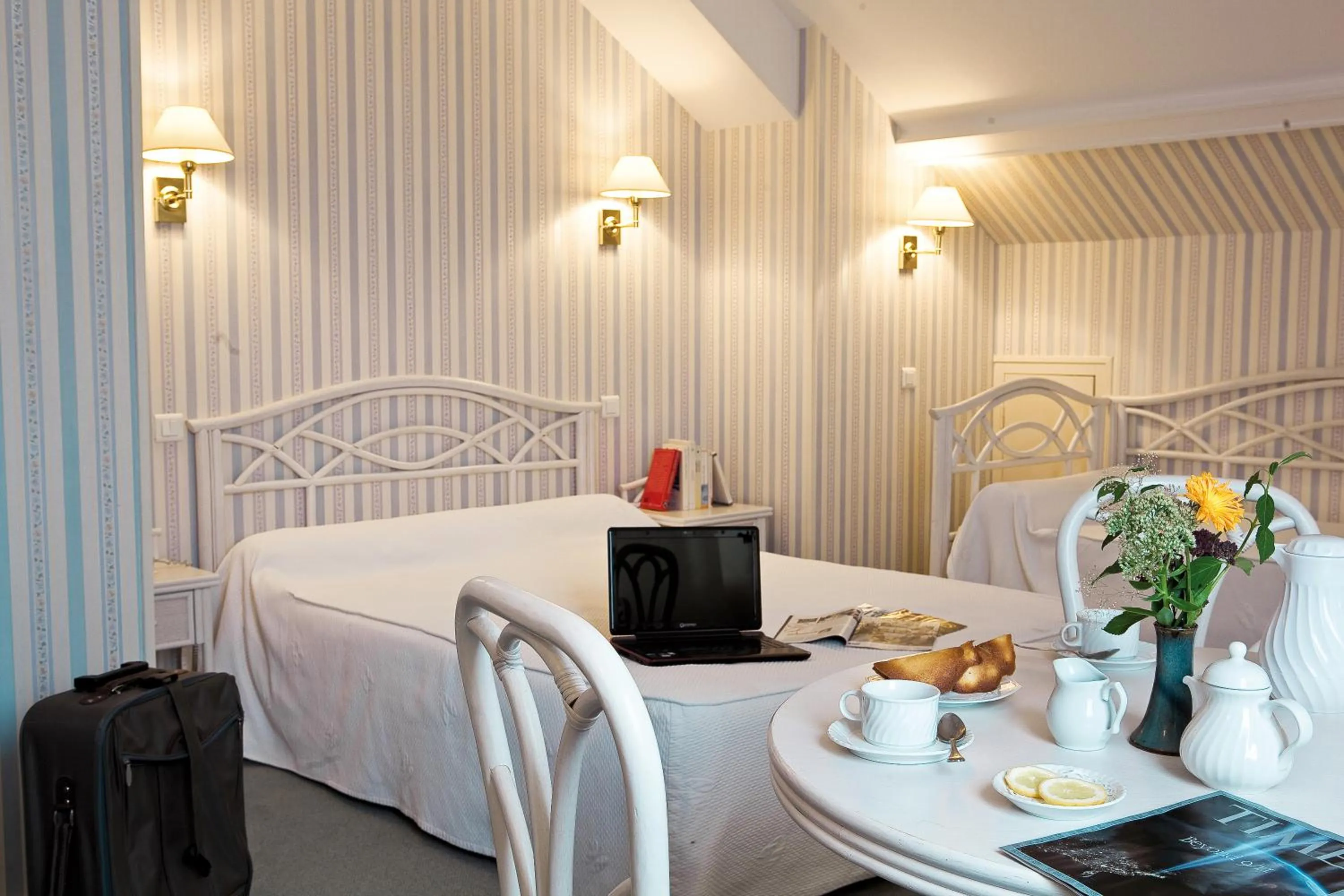 Breakfast in Logis Hôtel du Pont Neuf