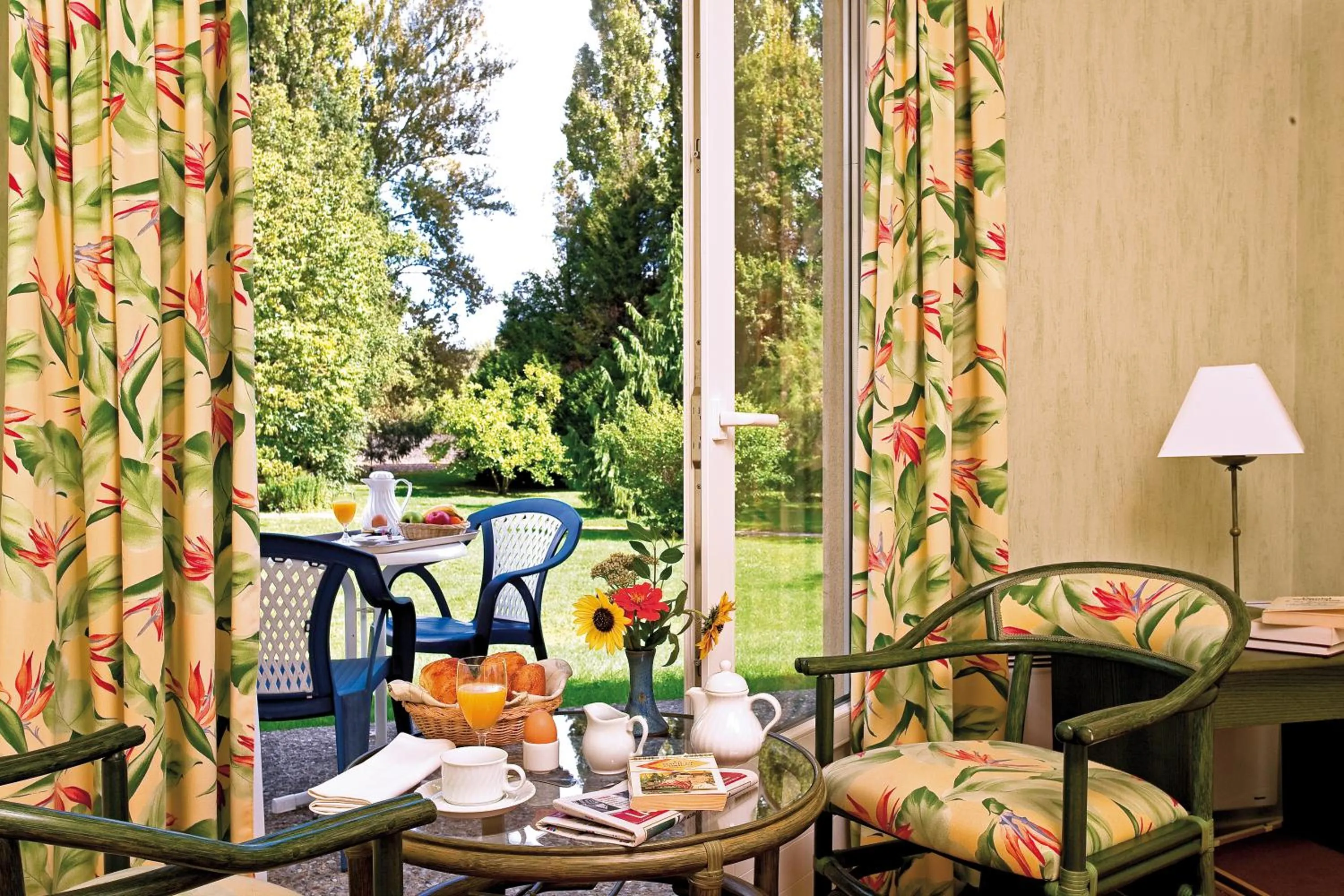 Coffee/tea facilities in Logis Hôtel du Pont Neuf