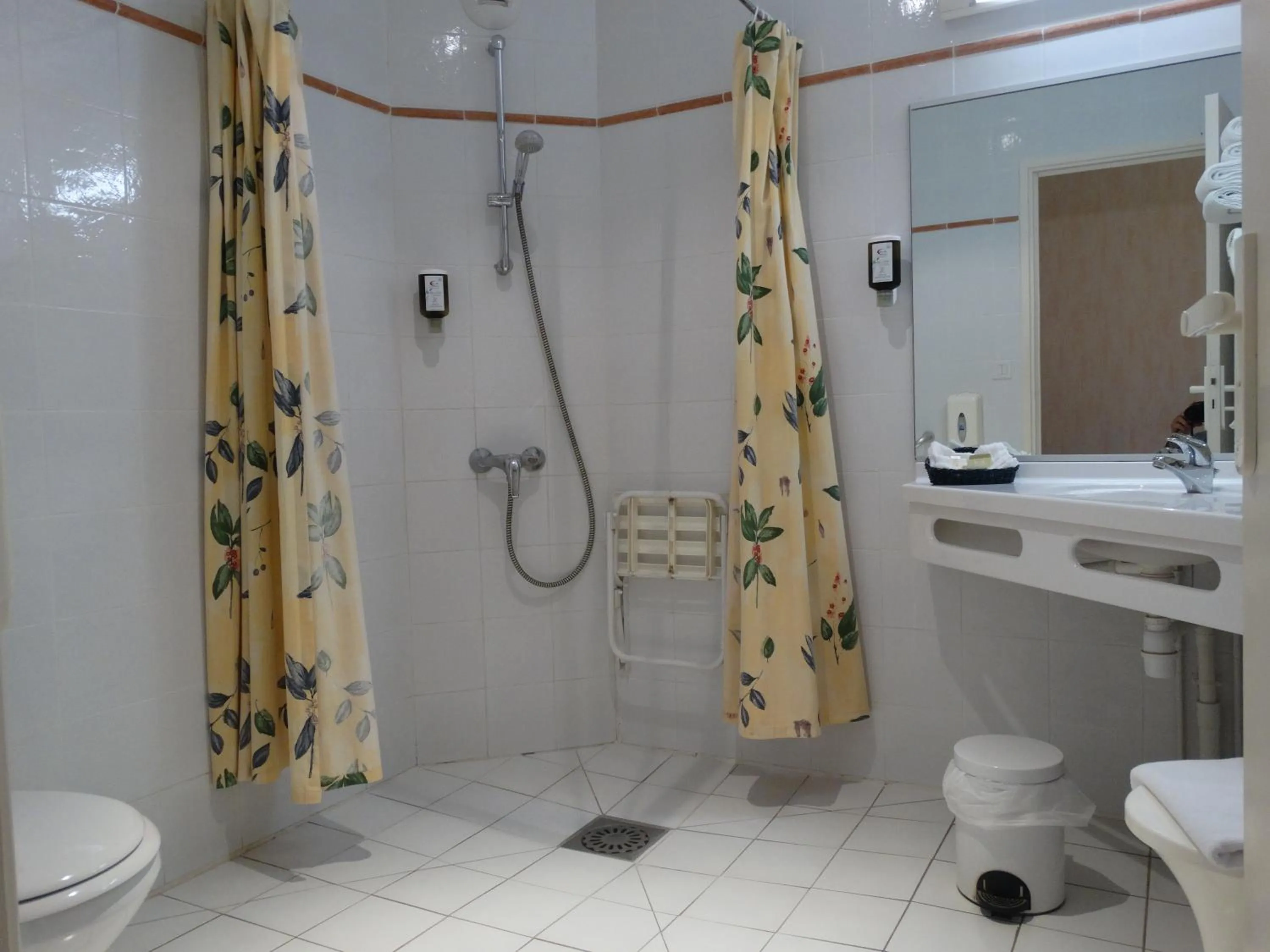 Bathroom in Logis Hôtel du Pont Neuf