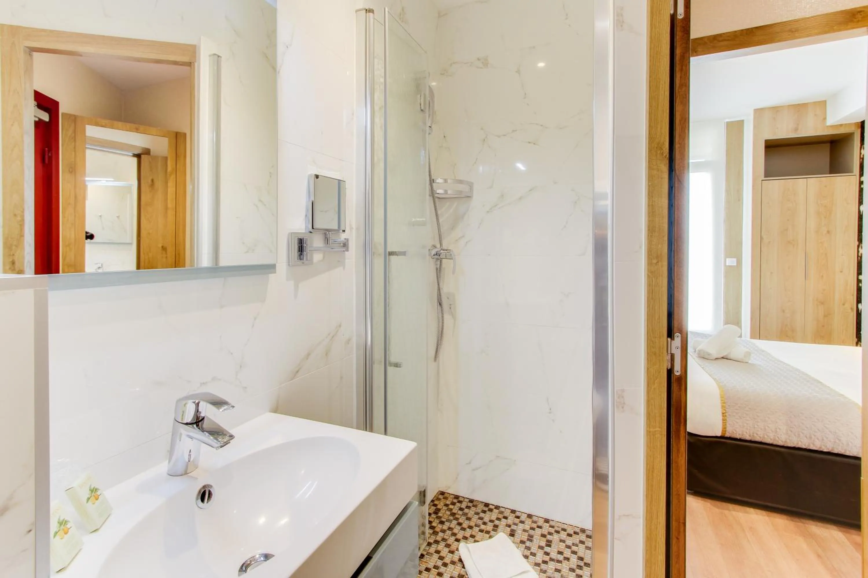 Bathroom, Bed in Hôtel Provençal
