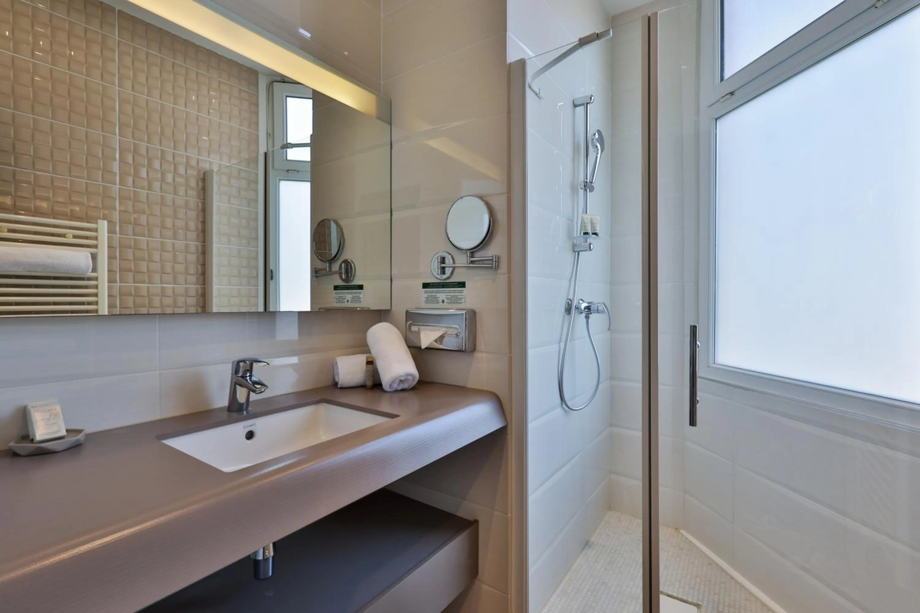 Bathroom in Hôtel Provençal