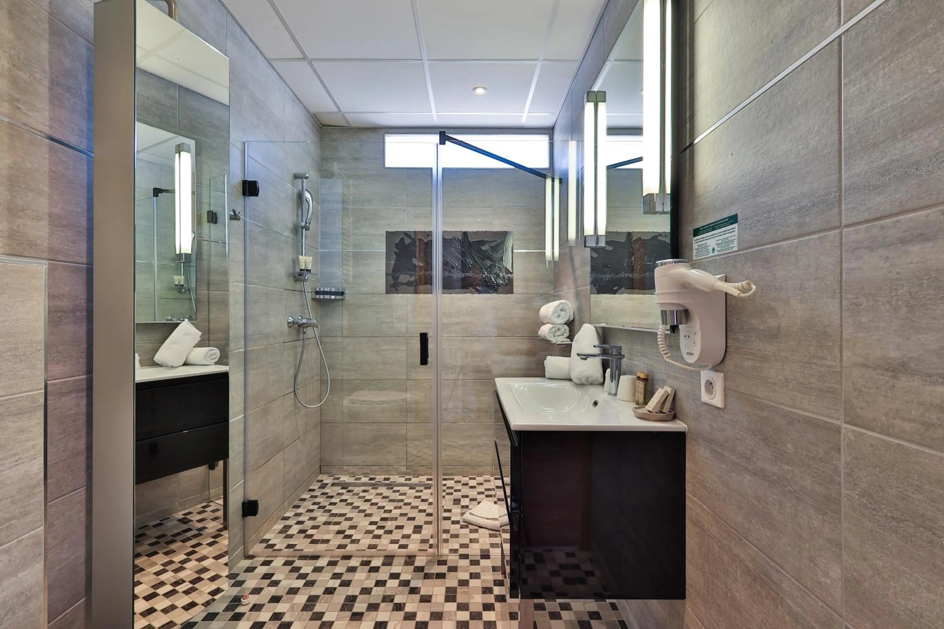 Bathroom in Hôtel Provençal