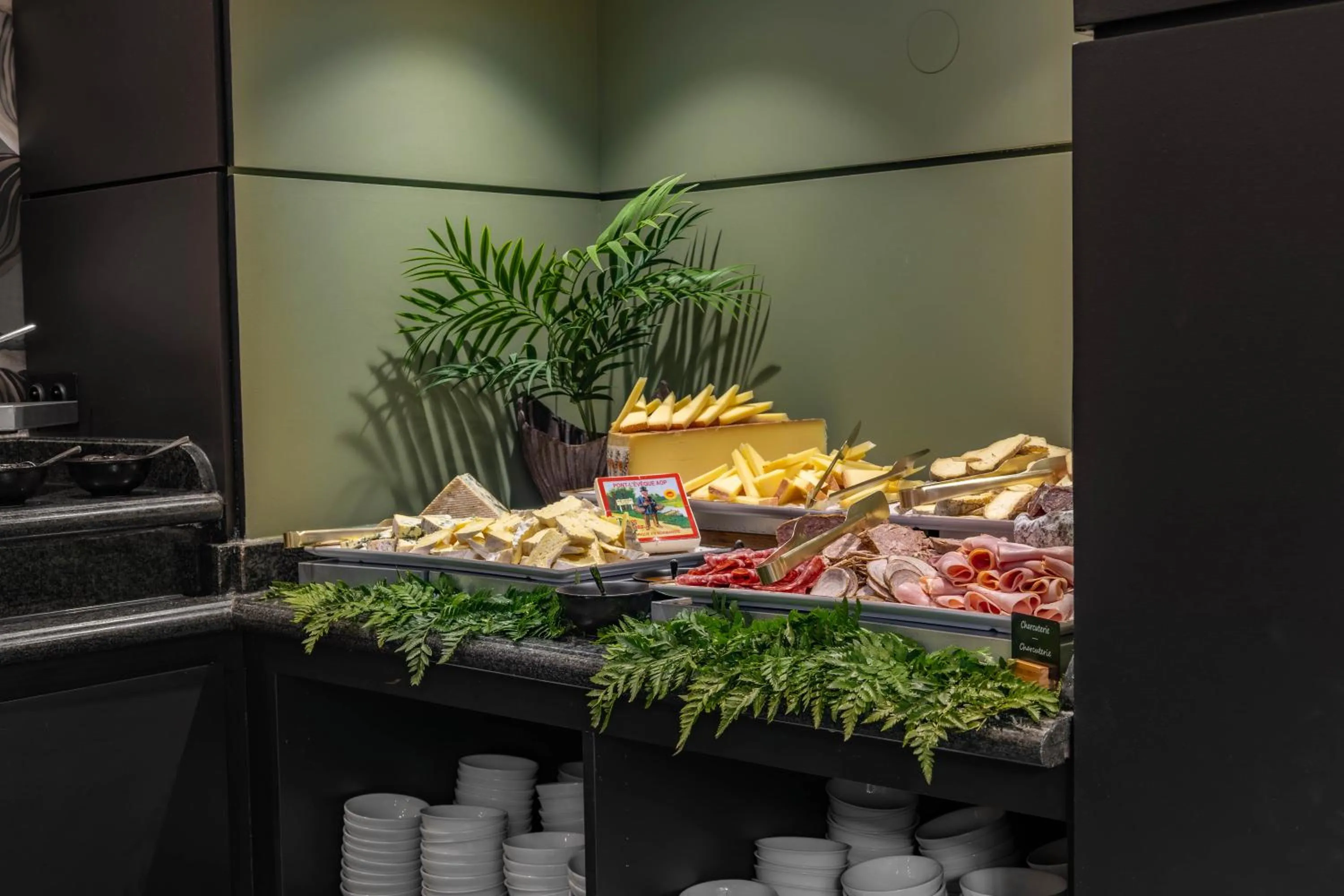 Food and drinks in Van der Valk Hotel Paris CDG Airport