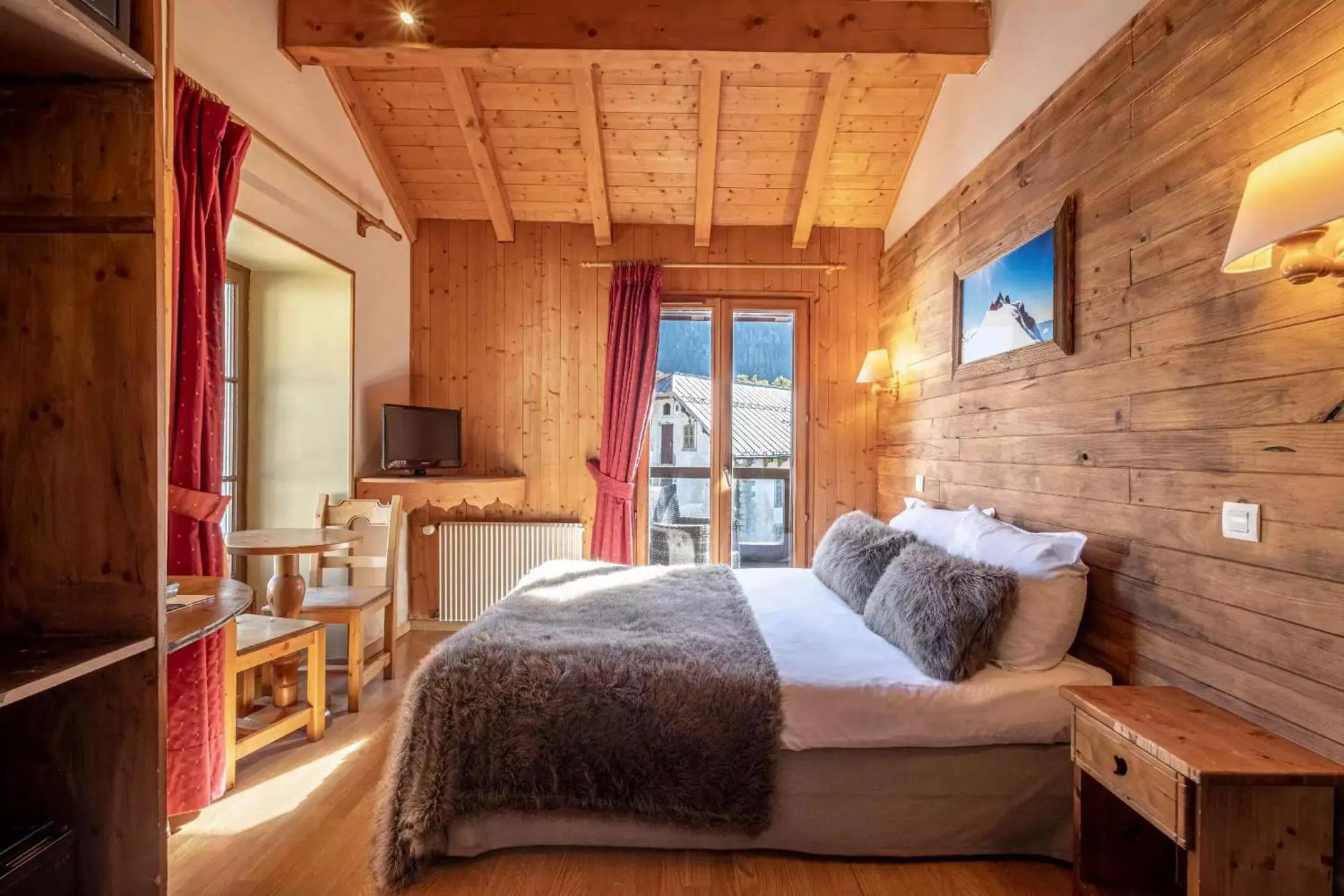 Photo of the whole room, Bed in Hôtel Vallée Blanche