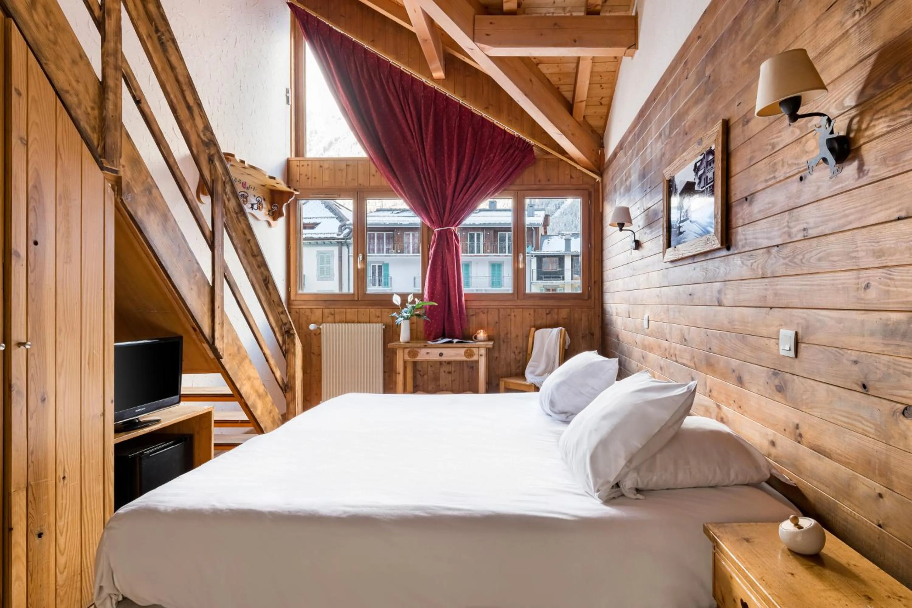 Photo of the whole room, Bed in Hôtel Vallée Blanche