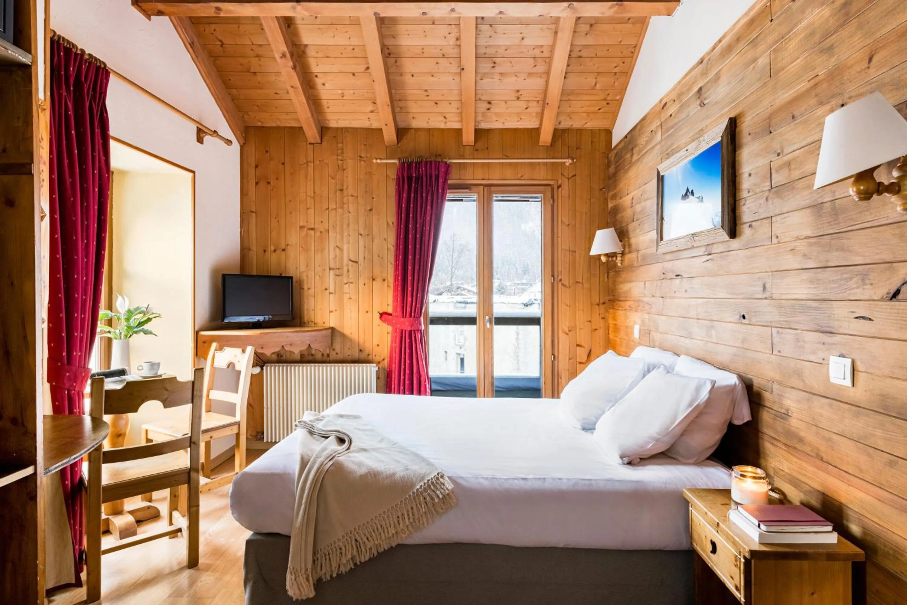 Photo of the whole room, Bed in Hôtel Vallée Blanche