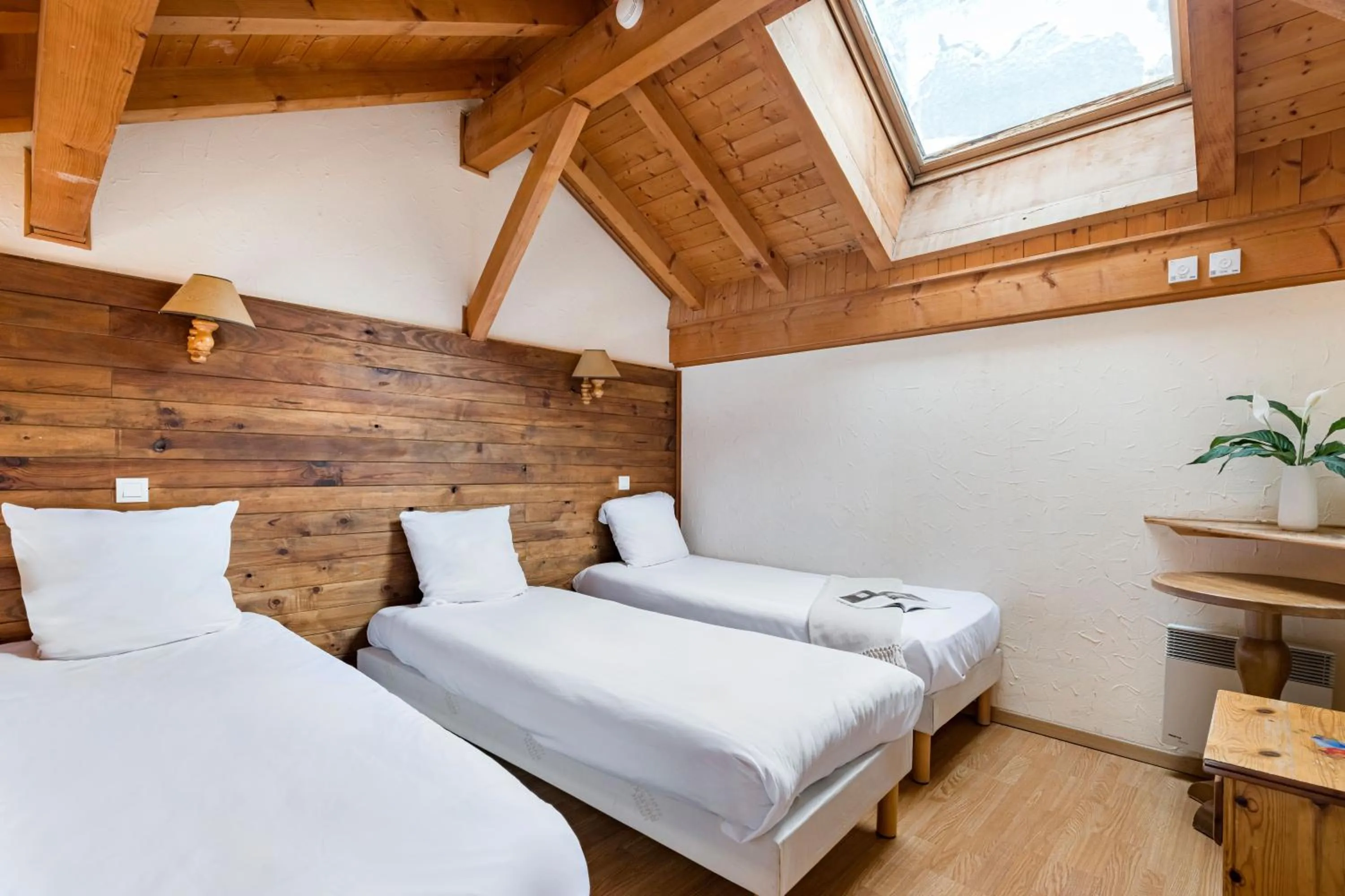 Photo of the whole room, Bed in Hôtel Vallée Blanche