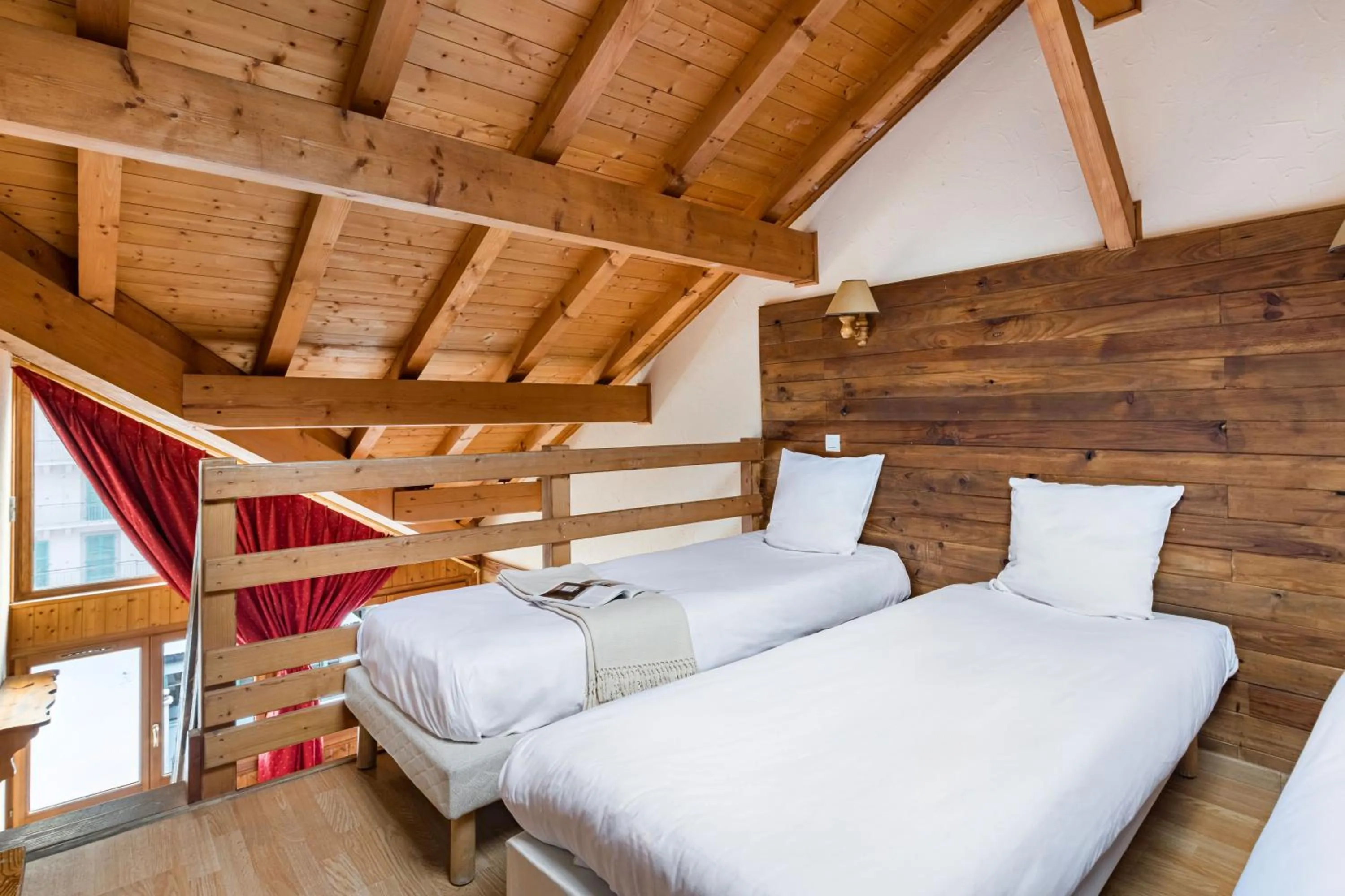 Photo of the whole room, Bed in Hôtel Vallée Blanche