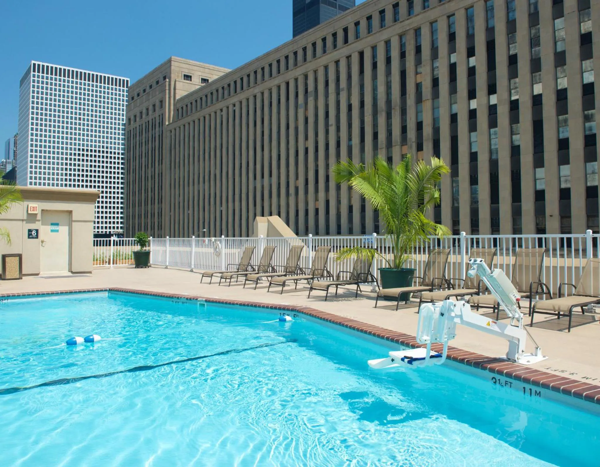 Swimming pool in Holiday Inn Hotel & Suites Chicago - Downtown by IHG