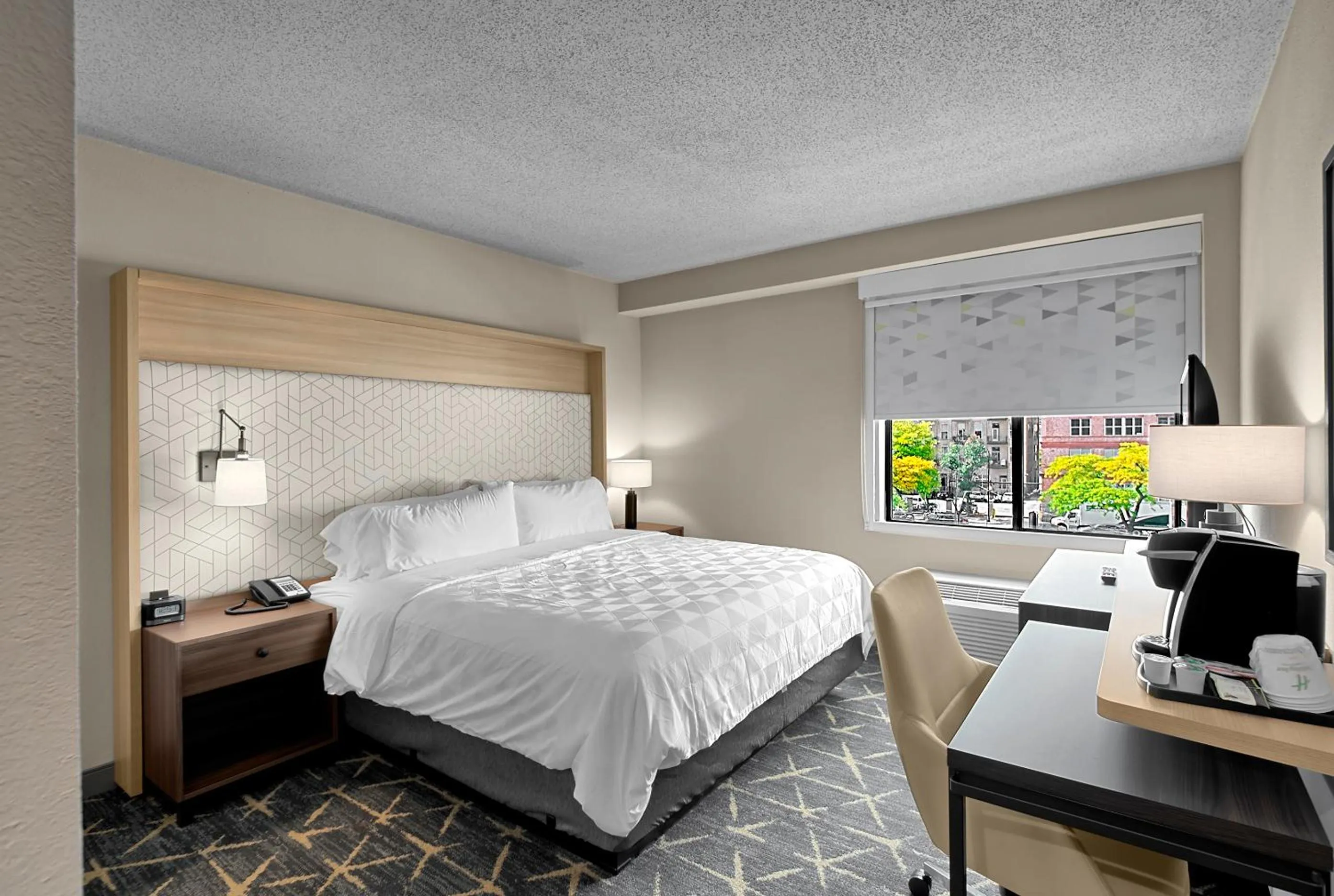 Bed in Holiday Inn Hotel & Suites Chicago - Downtown by IHG