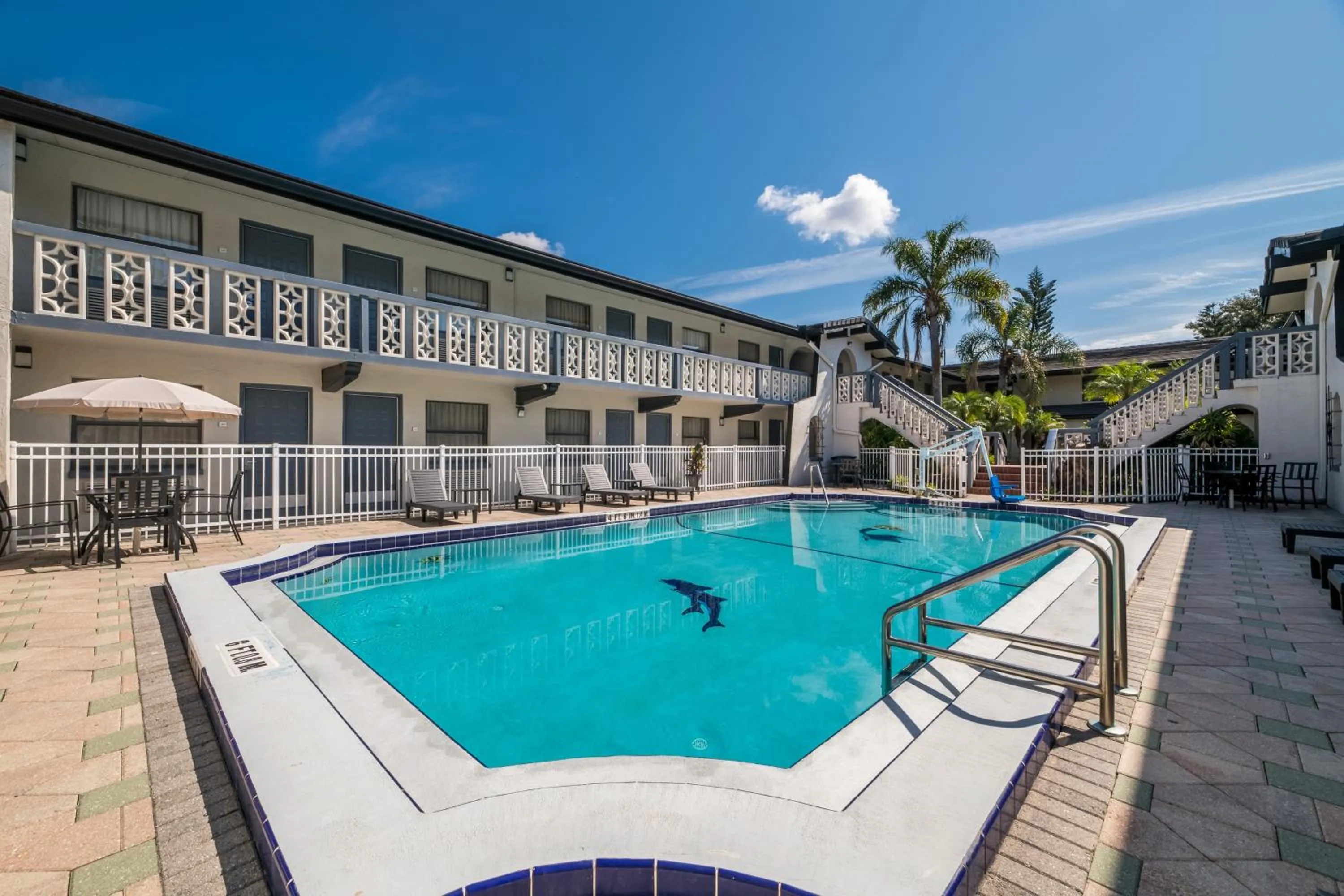 Swimming pool in Quality Inn & Suites Altamonte Springs Orlando-North