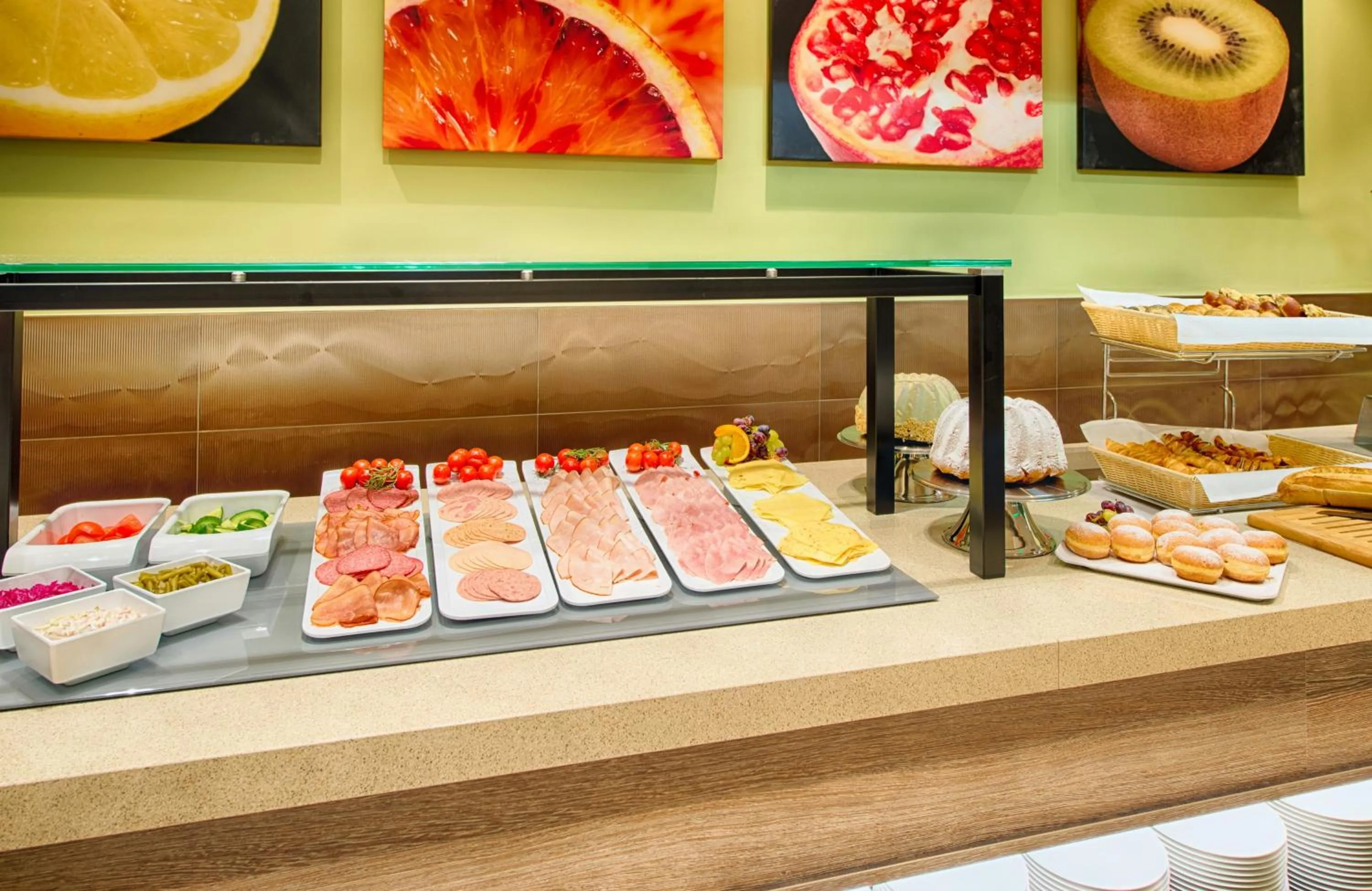 Buffet breakfast in Leonardo Hotel Munich City South