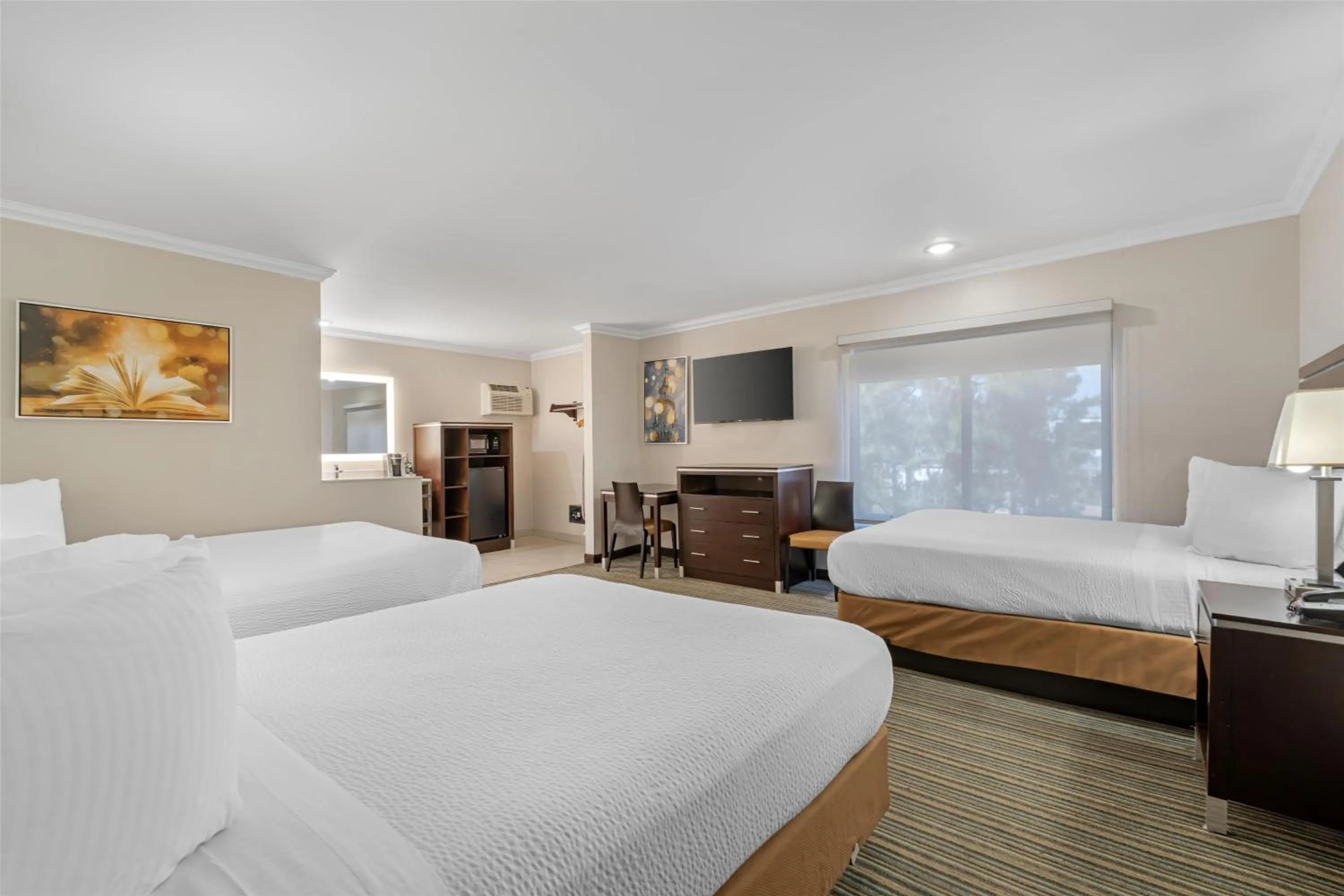 Bedroom, Bed in Best Western Courtesy Inn Hotel - Anaheim Resort at the Park