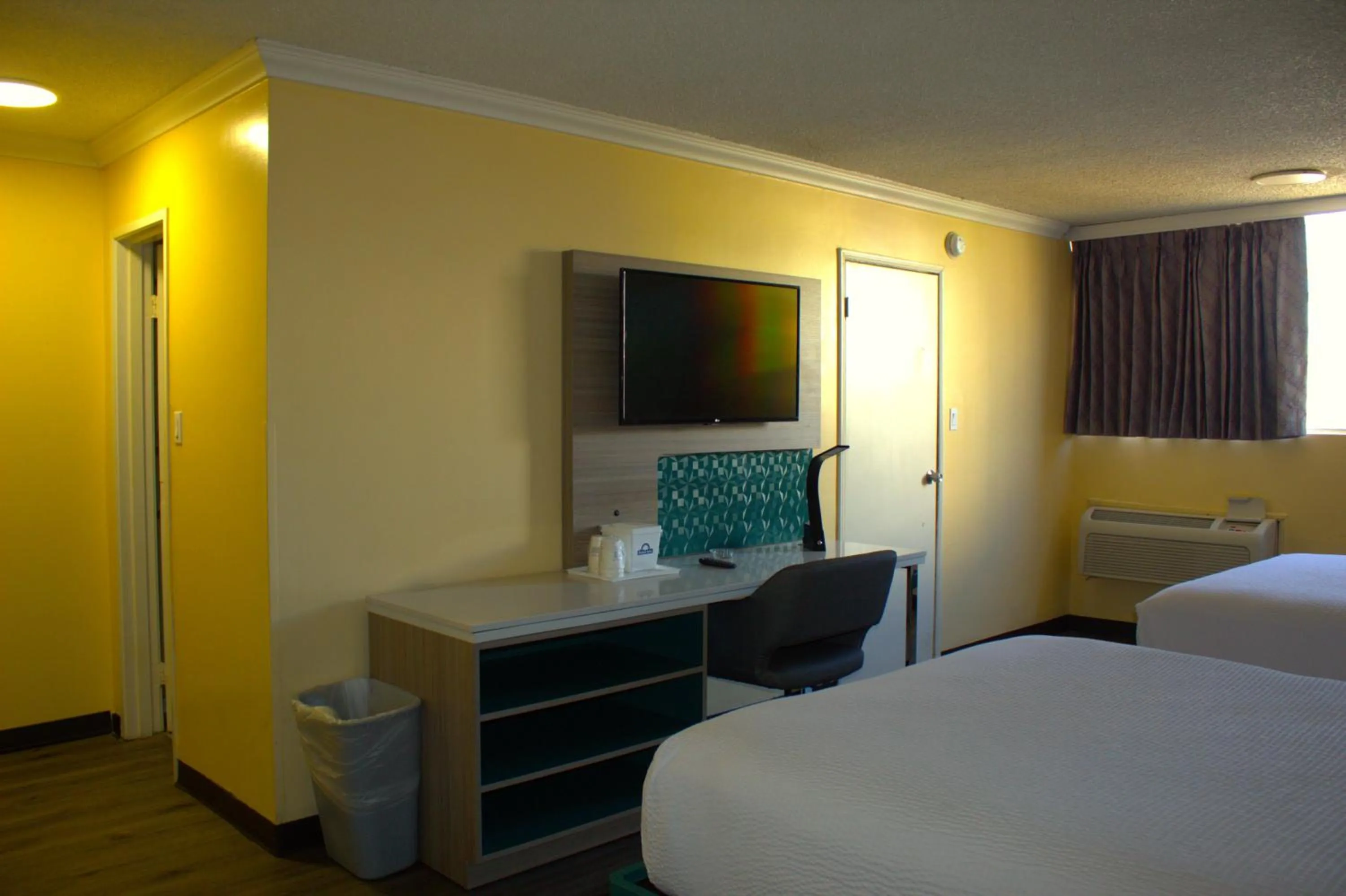Bed in Days Inn by Wyndham Los Angeles Stadium Area LAX