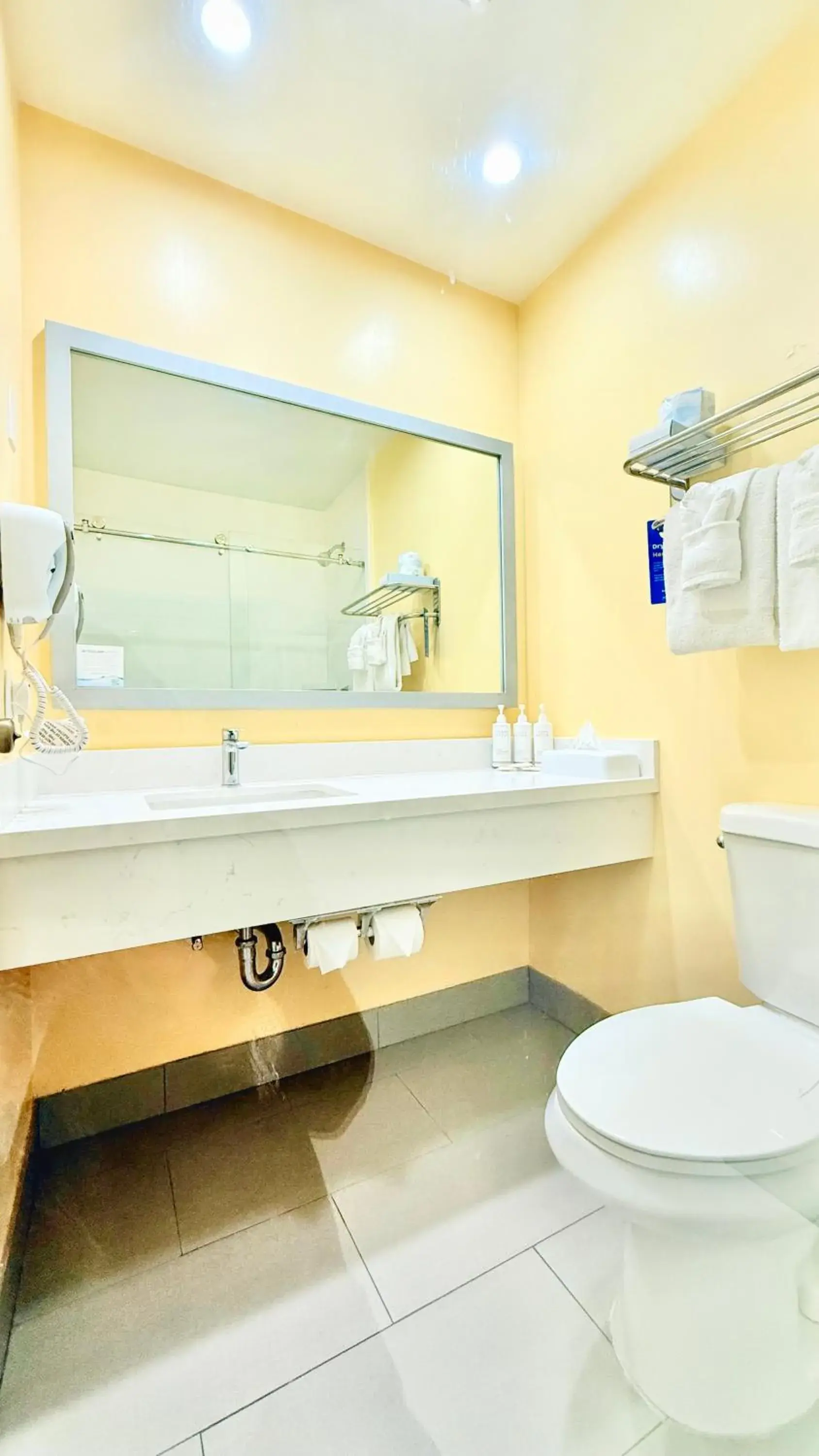 Room with Two Double Beds - Smoking in Days Inn by Wyndham Los Angeles LAX/VeniceBch/Marina DelRay Room with Two Double Beds - Smoking in Days Inn by Wyndham Los Angeles LAX/VeniceBch/Marina DelRay