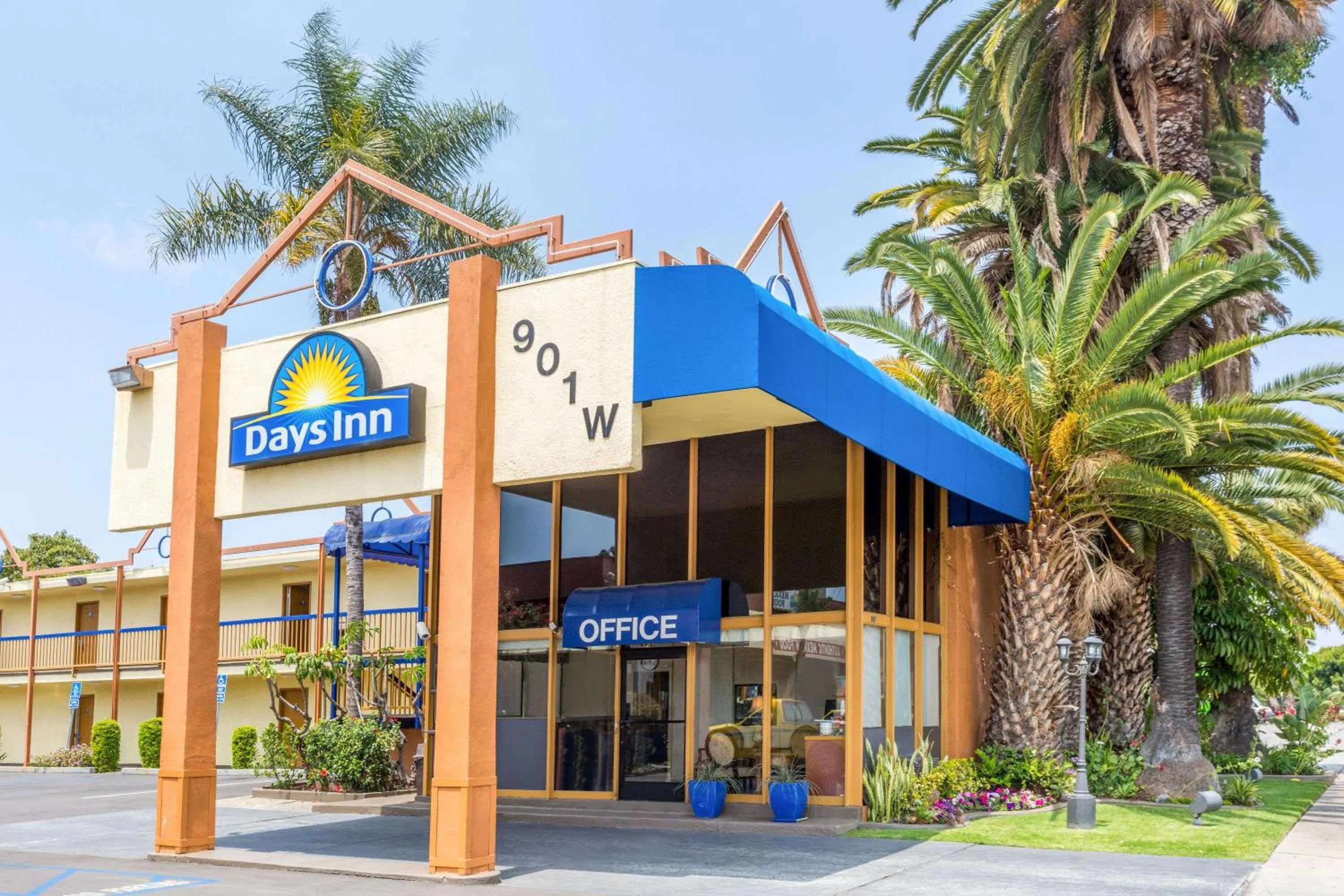 Property building in Days Inn by Wyndham Los Angeles Stadium Area LAX