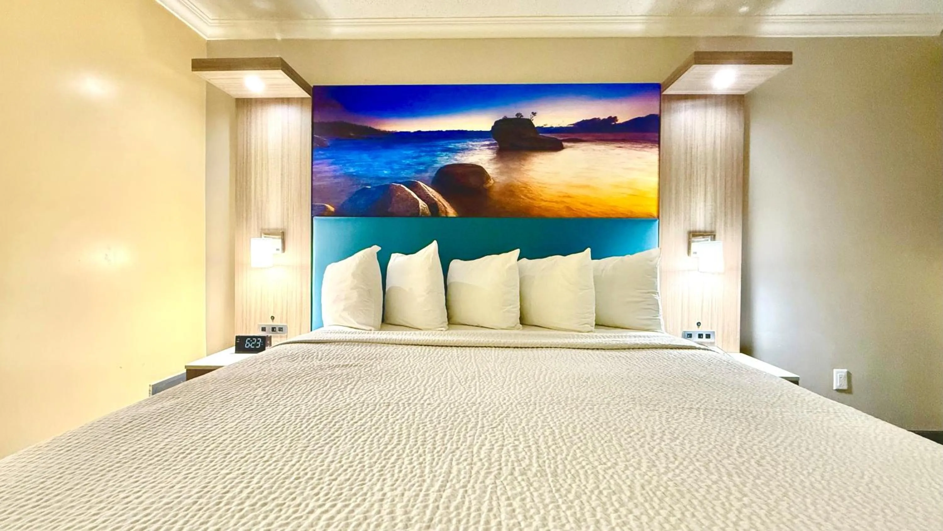 Bed in Days Inn by Wyndham Los Angeles LAX Airport Stadium Area