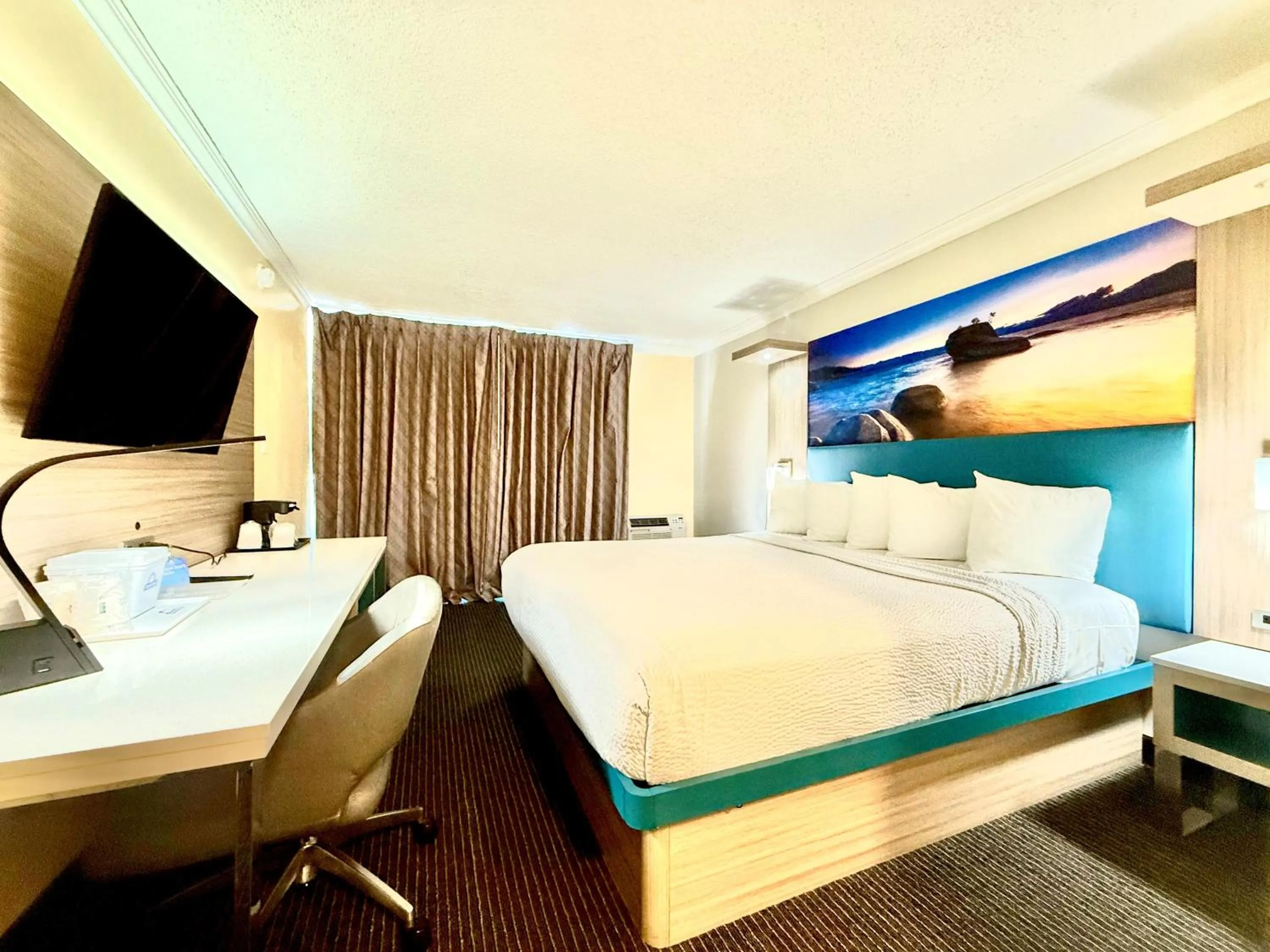 Bed in Days Inn by Wyndham Los Angeles LAX Airport Stadium Area