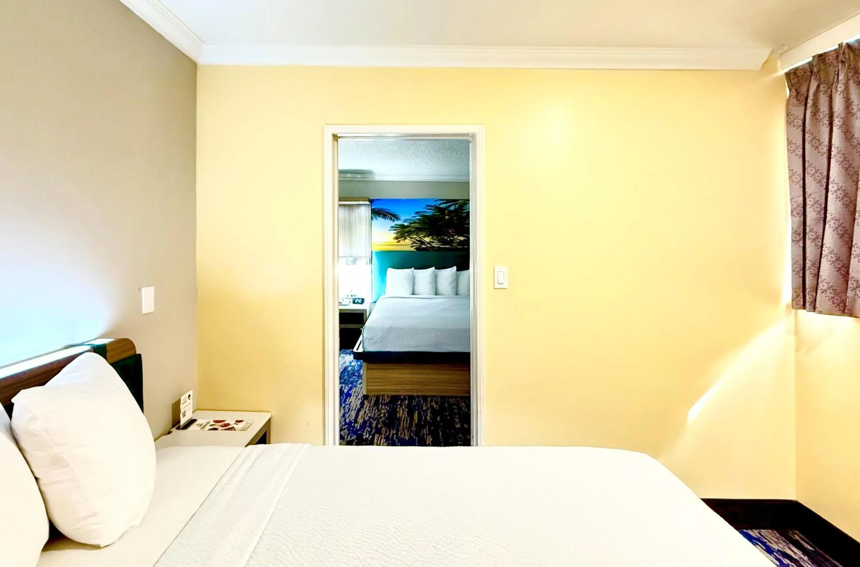 Bed in Days Inn by Wyndham Los Angeles LAX Airport Stadium Area
