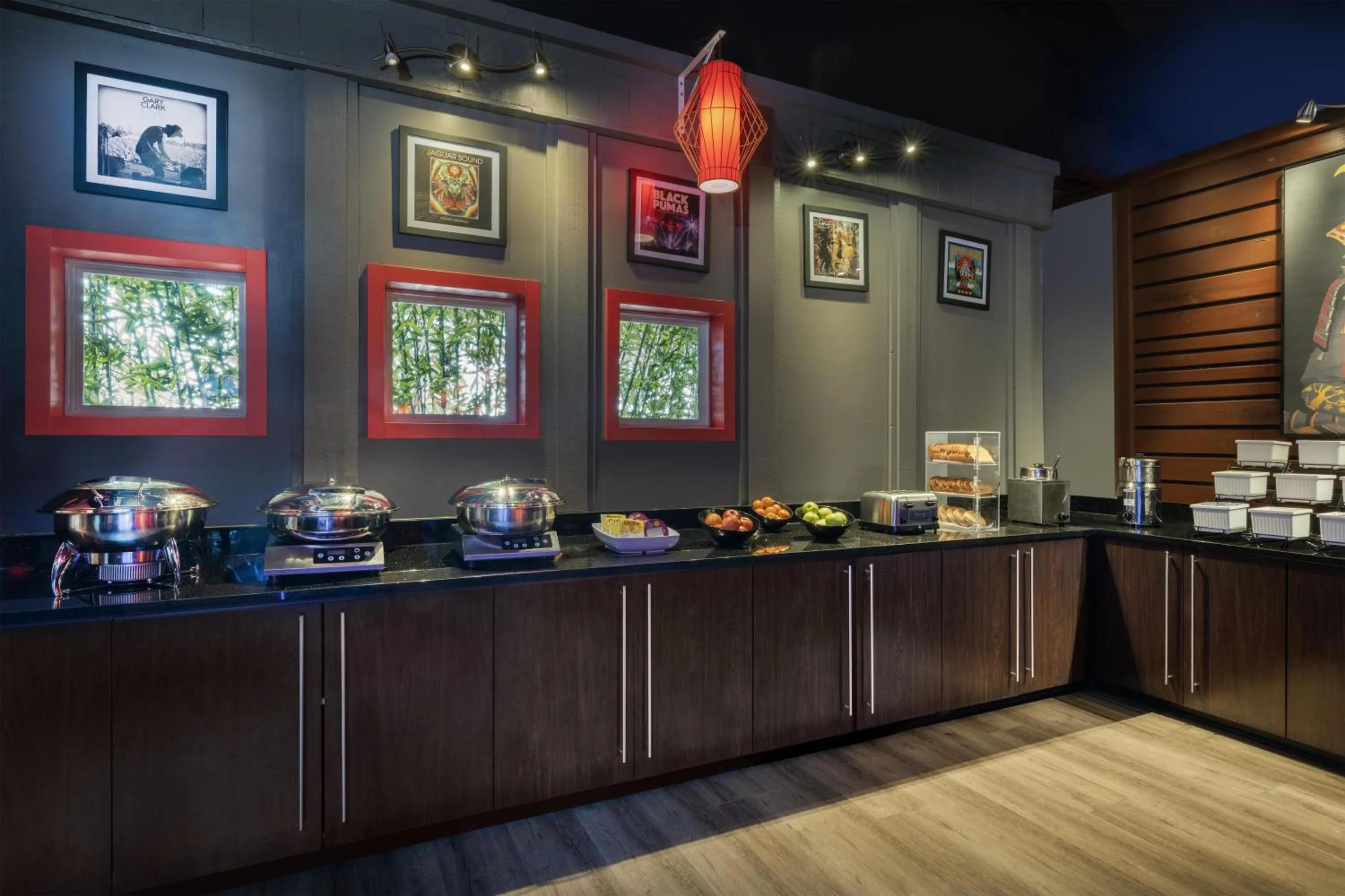 Restaurant/places to eat in Aiden Austin City Hotel