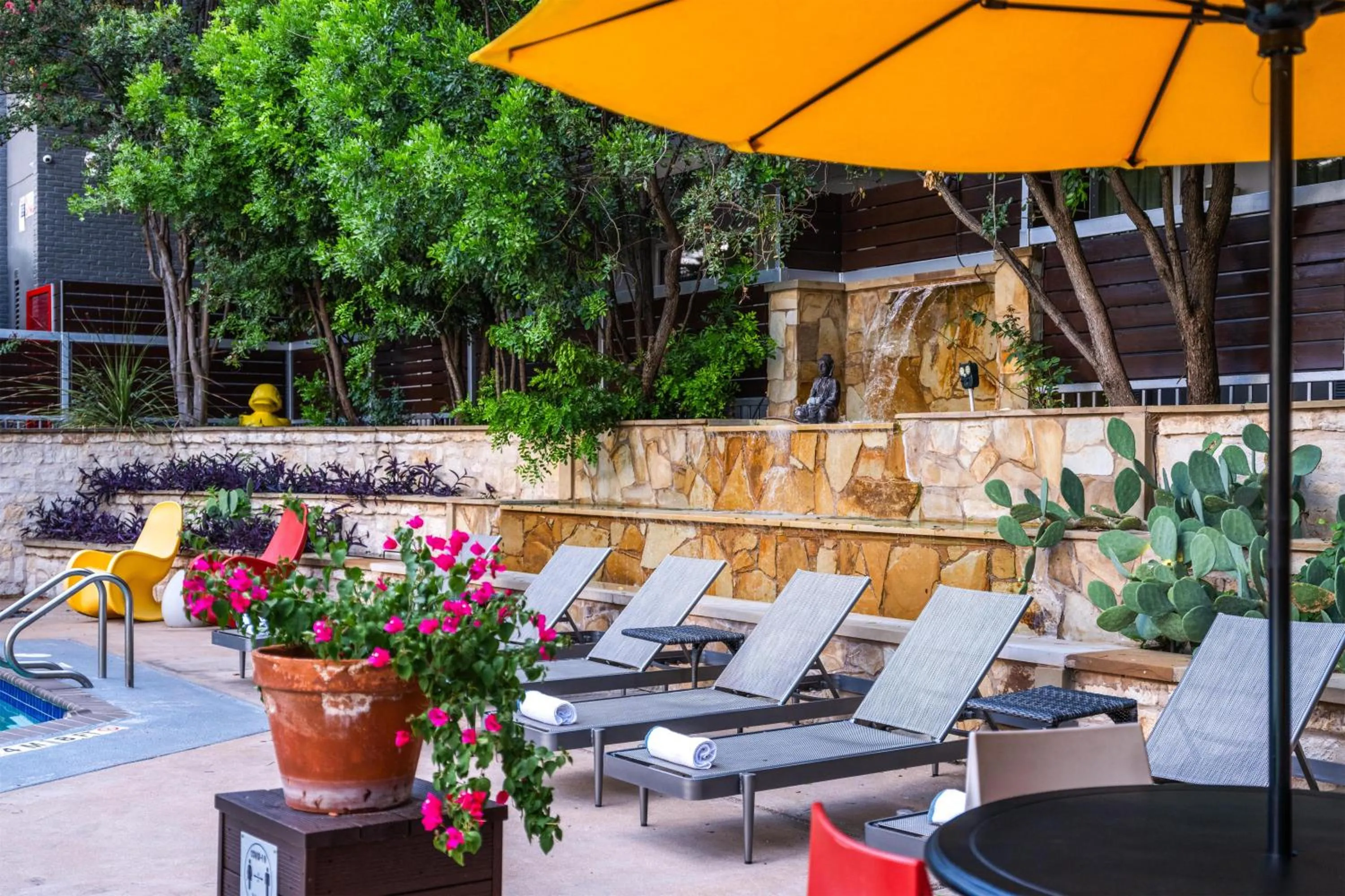 Pool view in Aiden Austin City Hotel