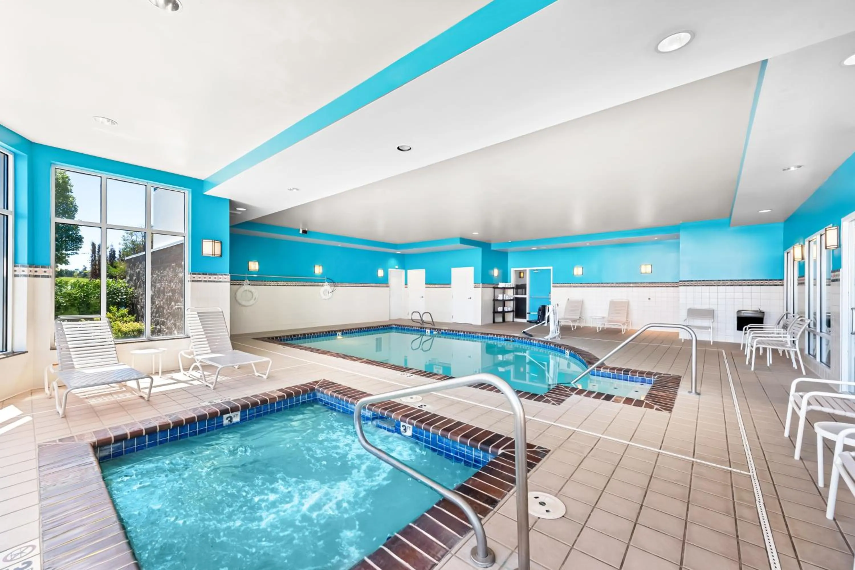 Swimming pool in Hilton Garden Inn Seattle North/Everett