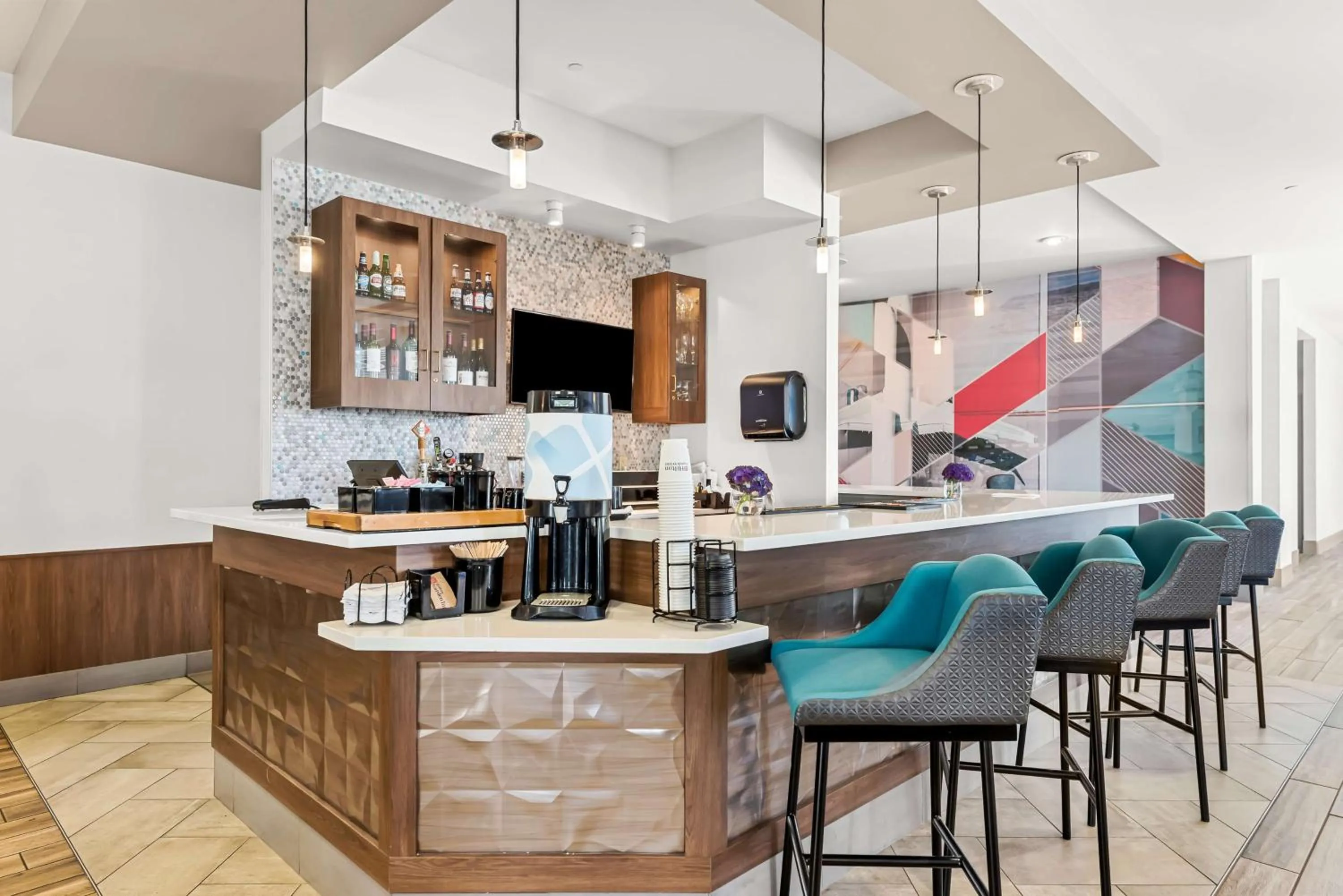 Lounge or bar in Hilton Garden Inn Seattle North/Everett