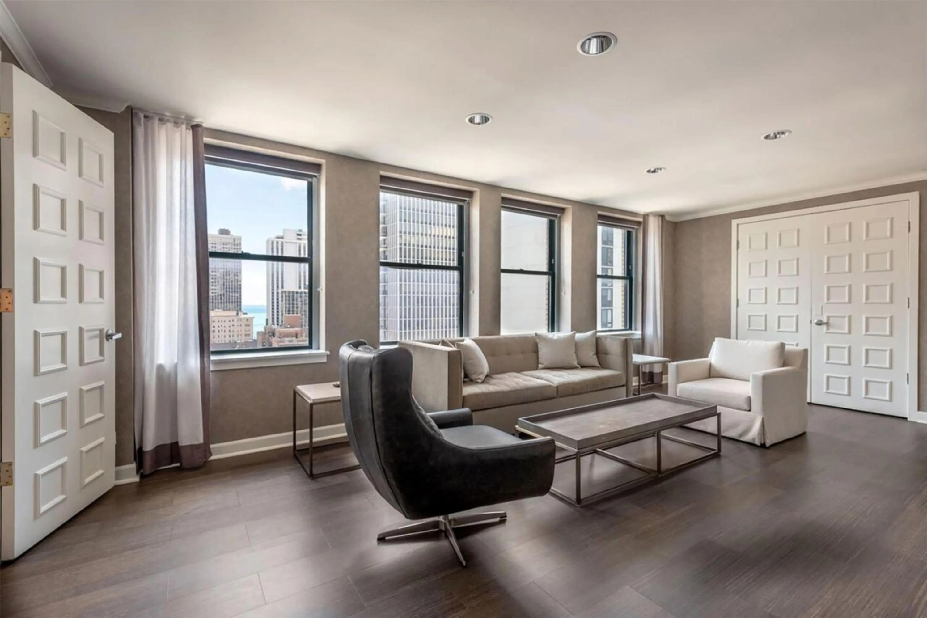 Photo of the whole room in Claridge House Chicago, Tapestry Collection by Hilton