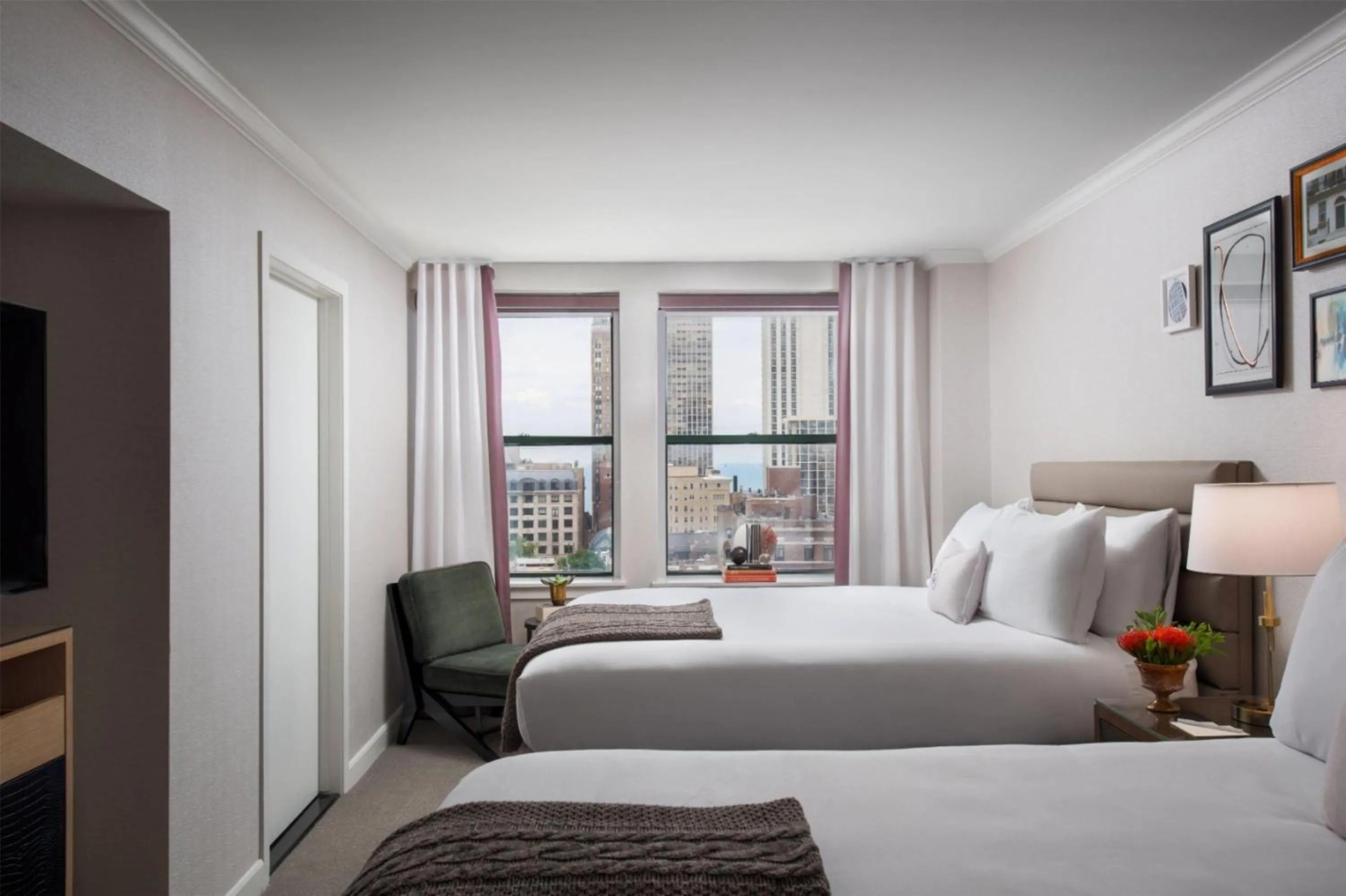 Photo of the whole room, Bed in Claridge House Chicago, Tapestry Collection by Hilton