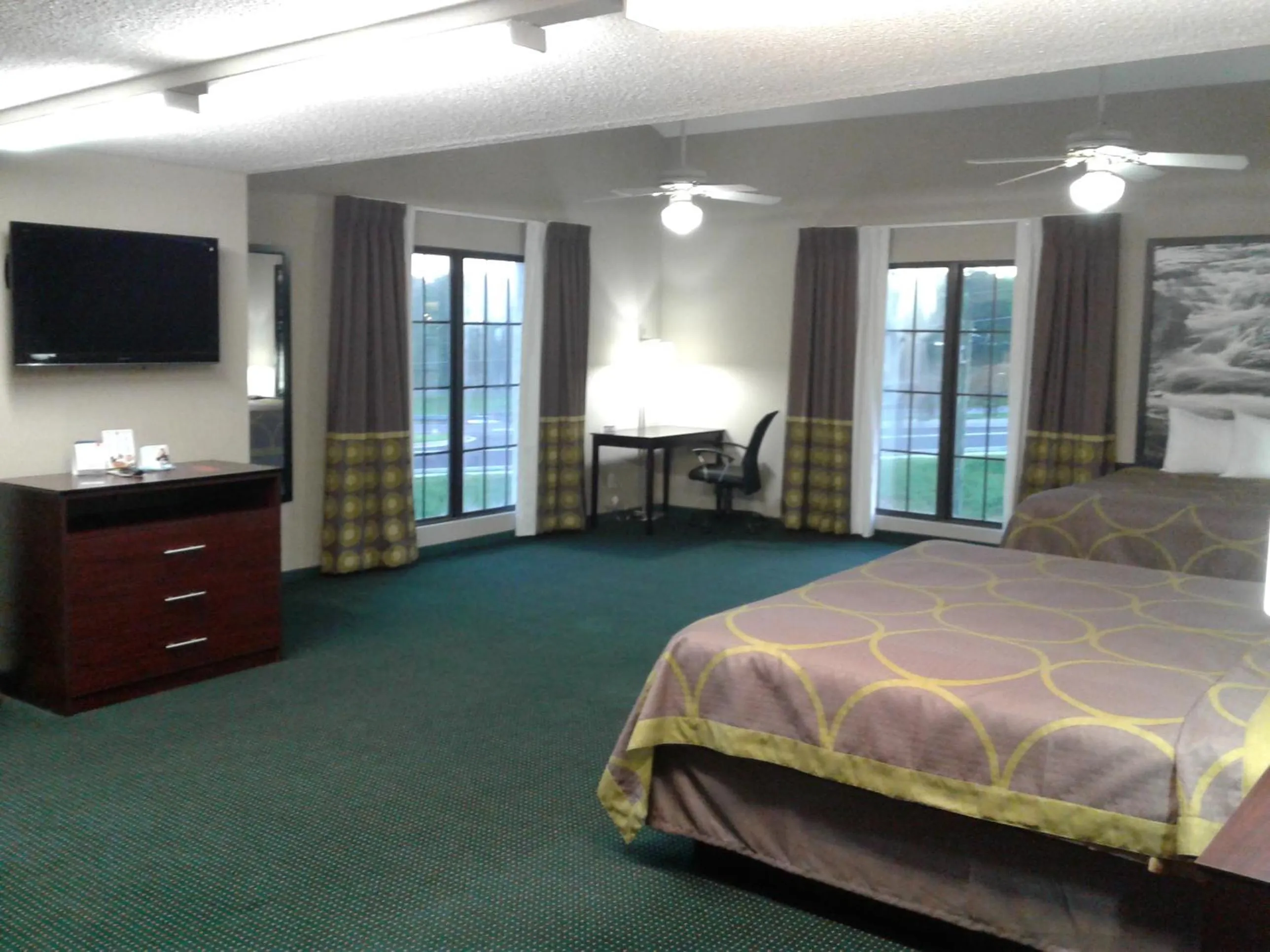 Photo of the whole room, Bed in Super 8 by Wyndham Austell/Six Flags
