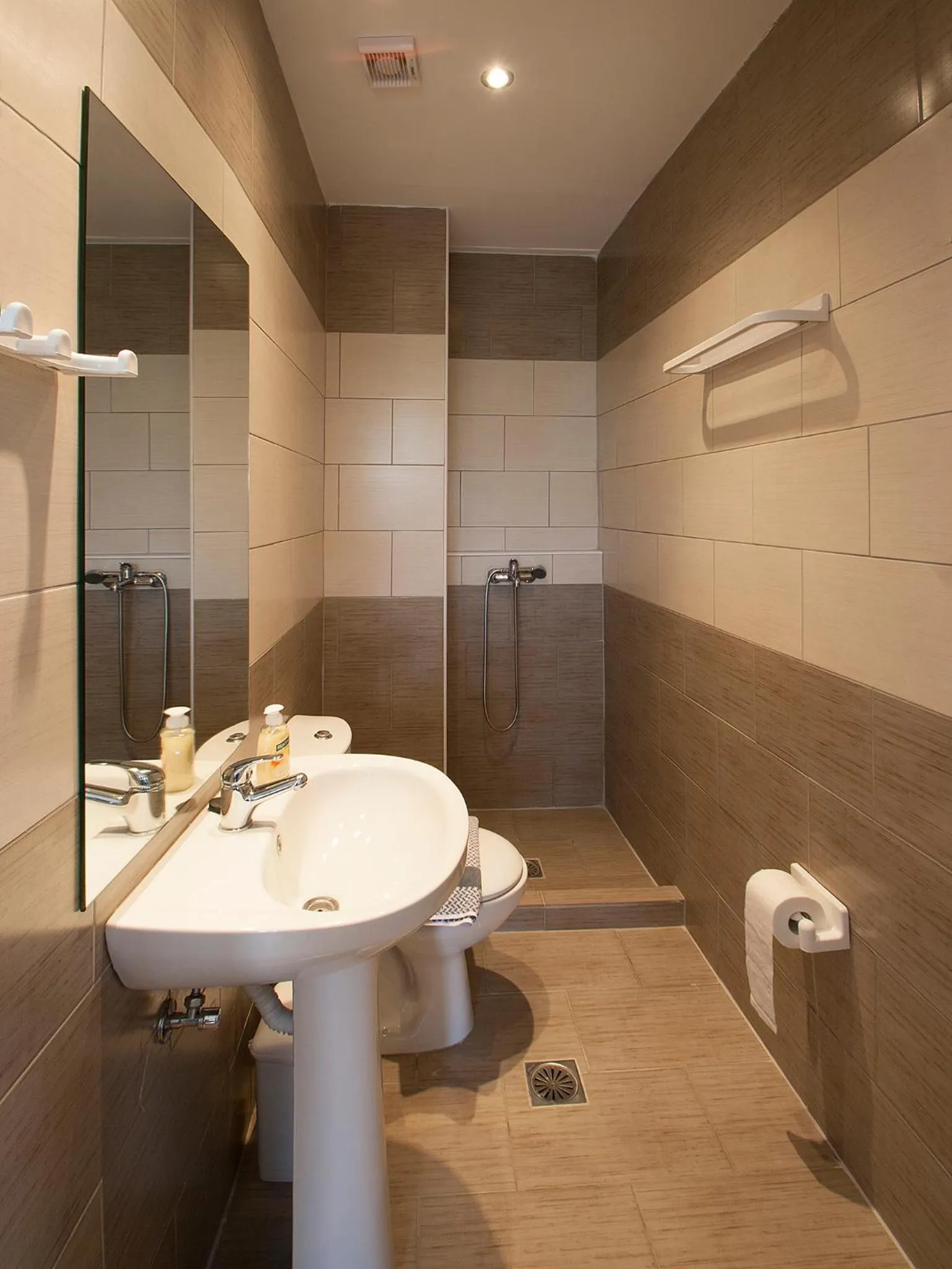 Bathroom in PINEAPPLE Skiathos