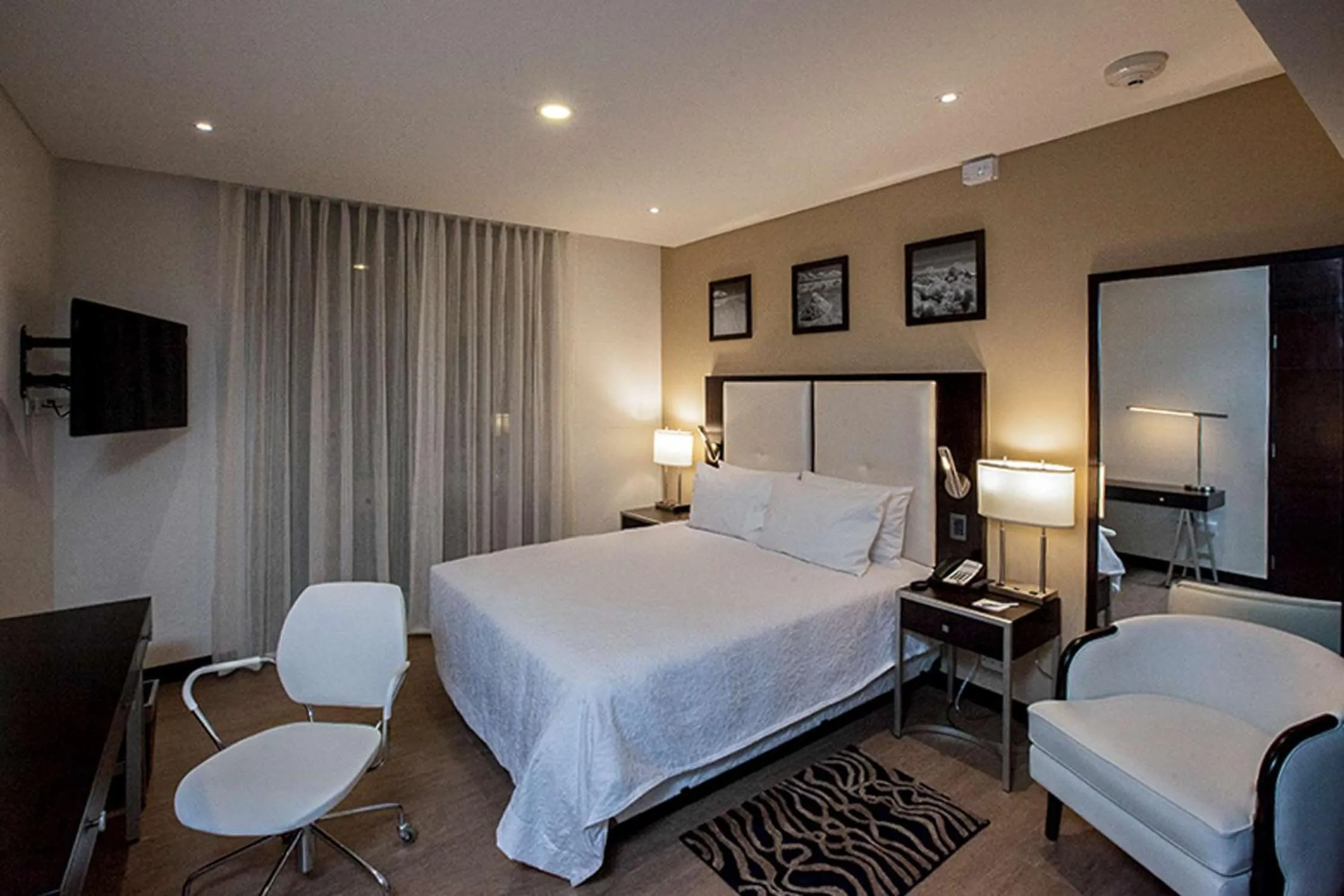 Bed in Hampton by Hilton Santa Cruz