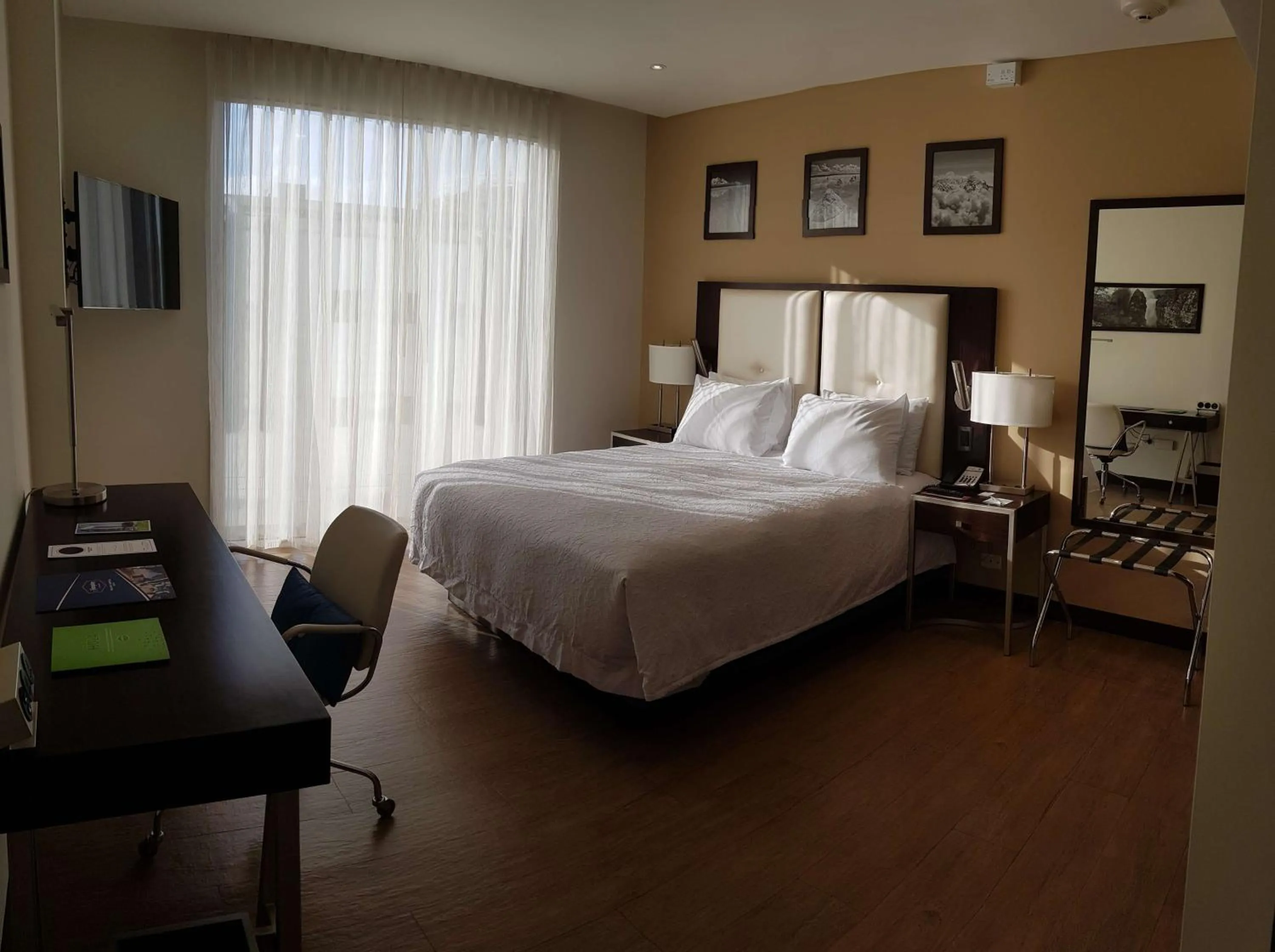 Bed in Hampton by Hilton Santa Cruz