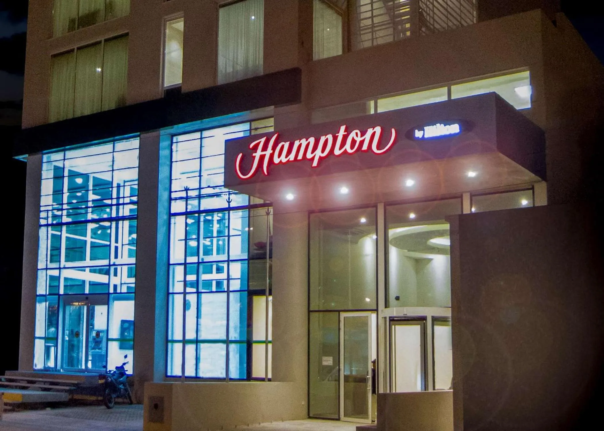 Property building in Hampton by Hilton Santa Cruz