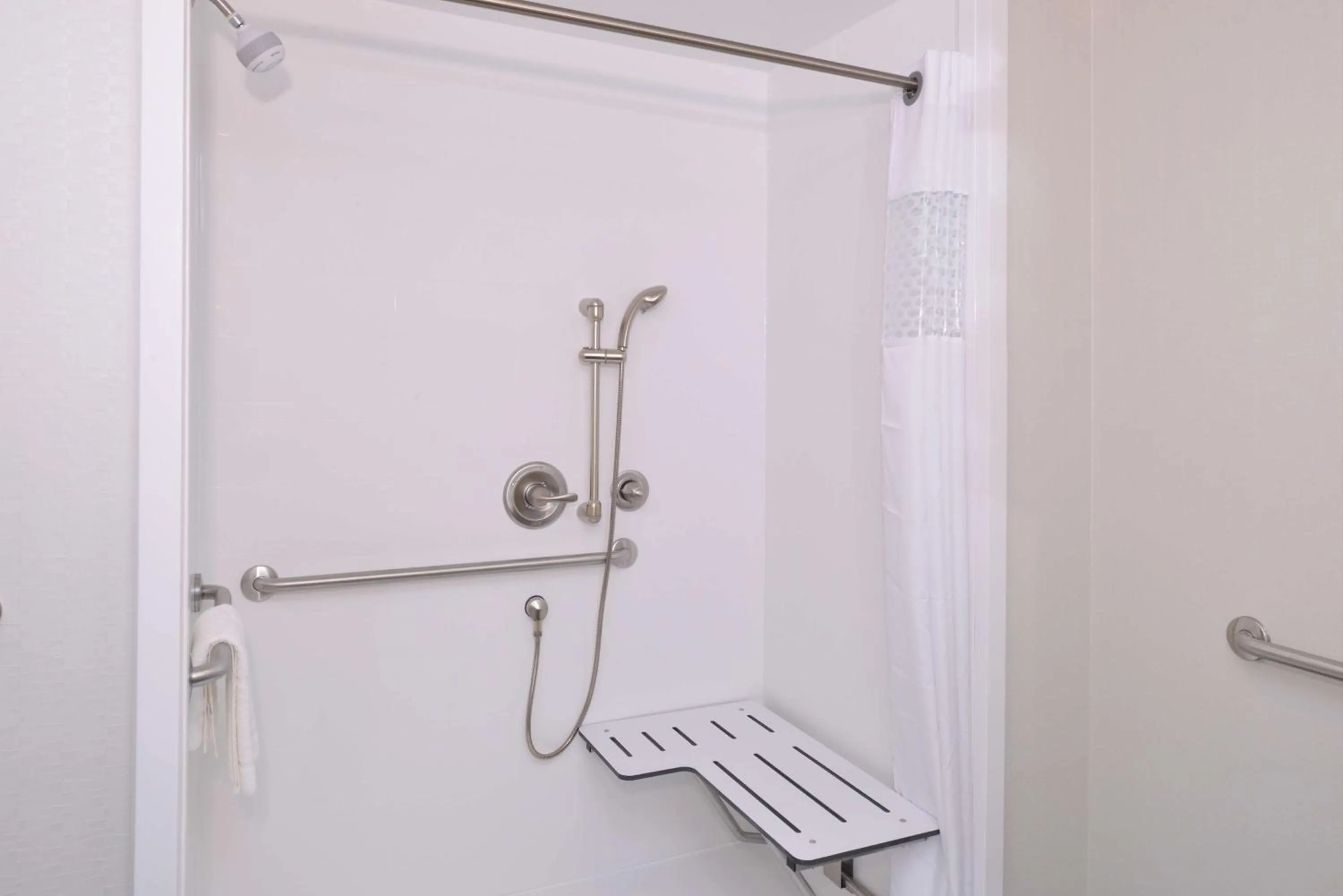 Bathroom in Hampton Inn & Suites Cincinnati-Mason, Ohio