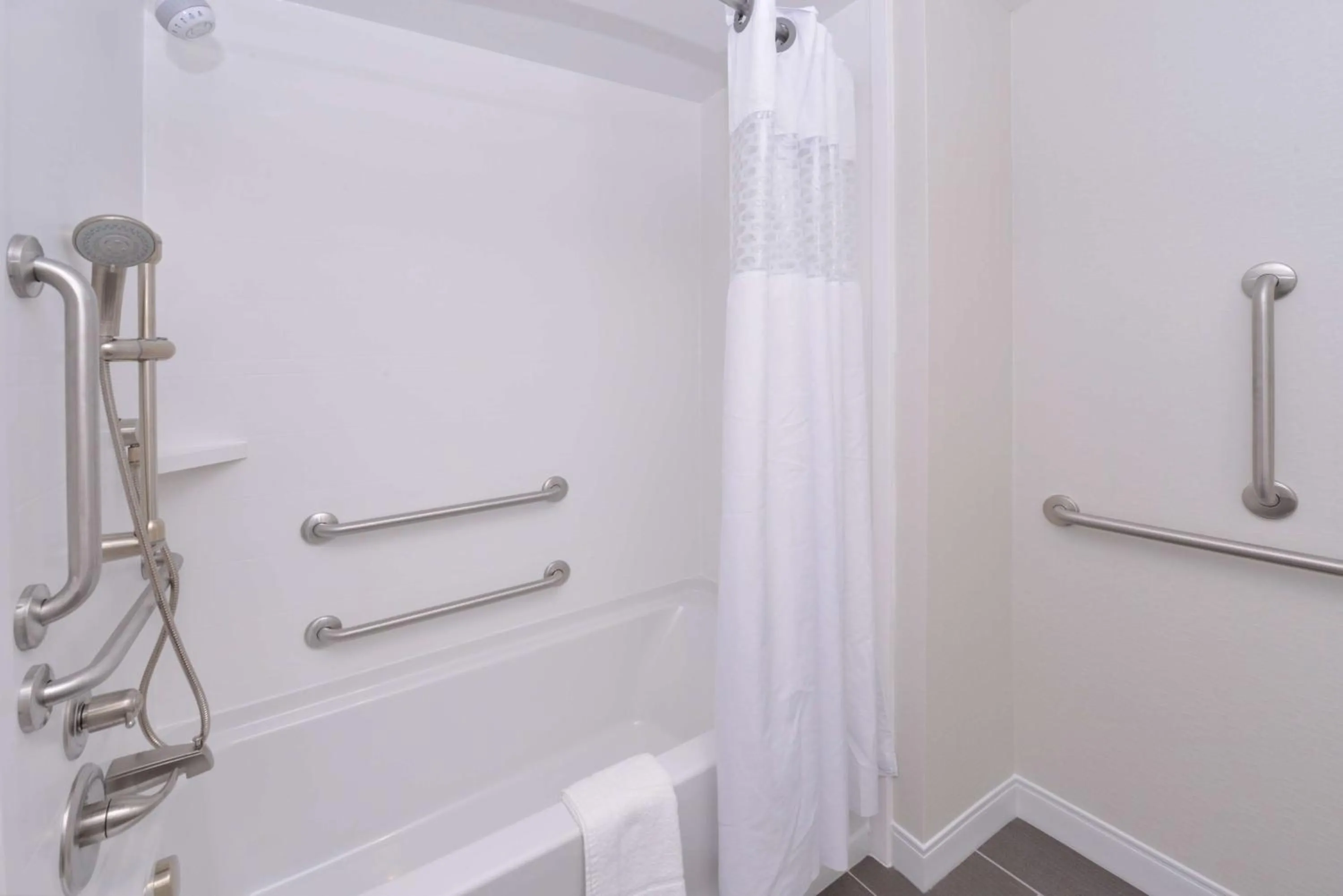 Bathroom in Hampton Inn & Suites Cincinnati-Mason, Ohio