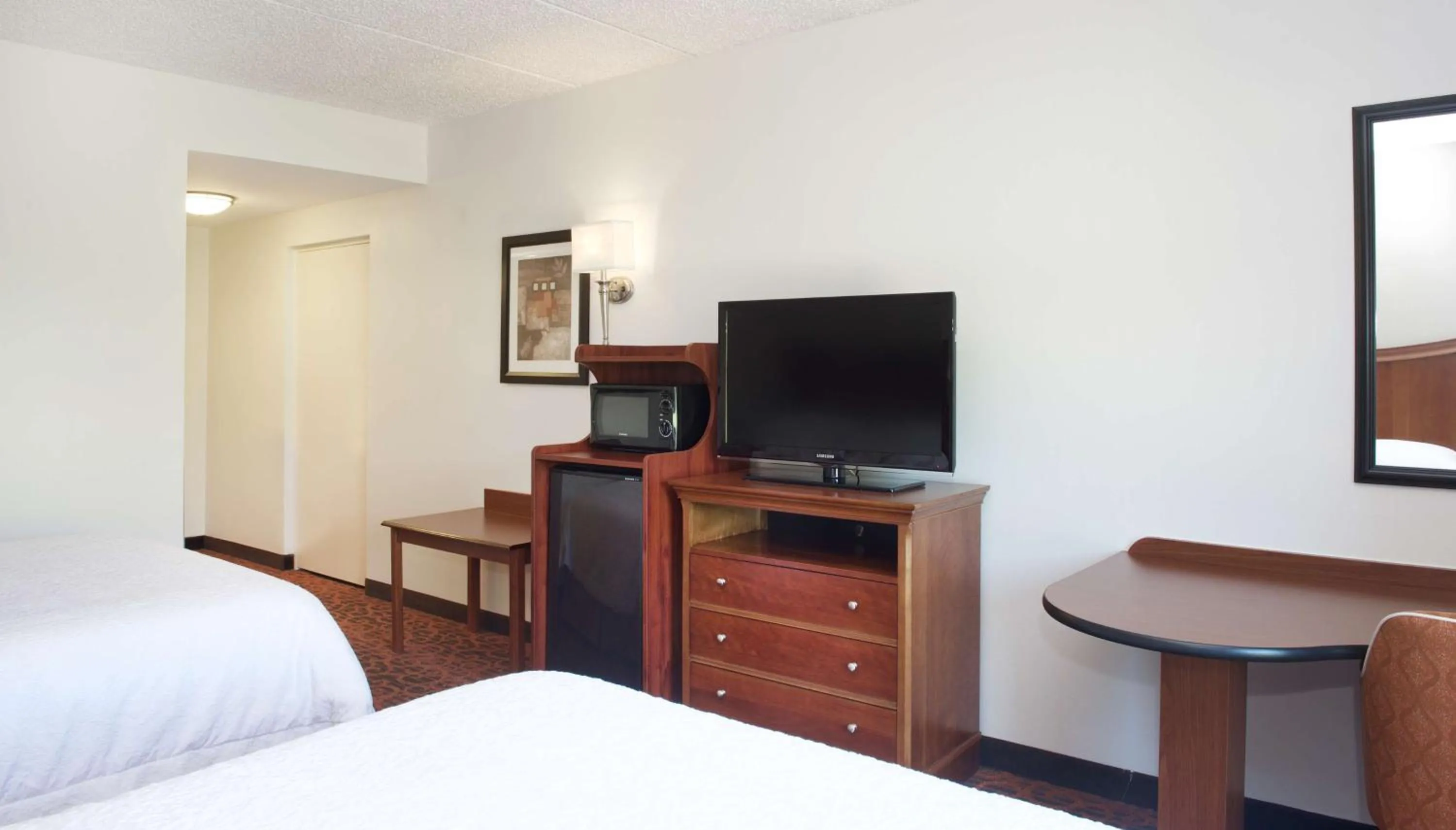 Bed in Hampton Inn & Suites Pittsburgh-Meadow Lands