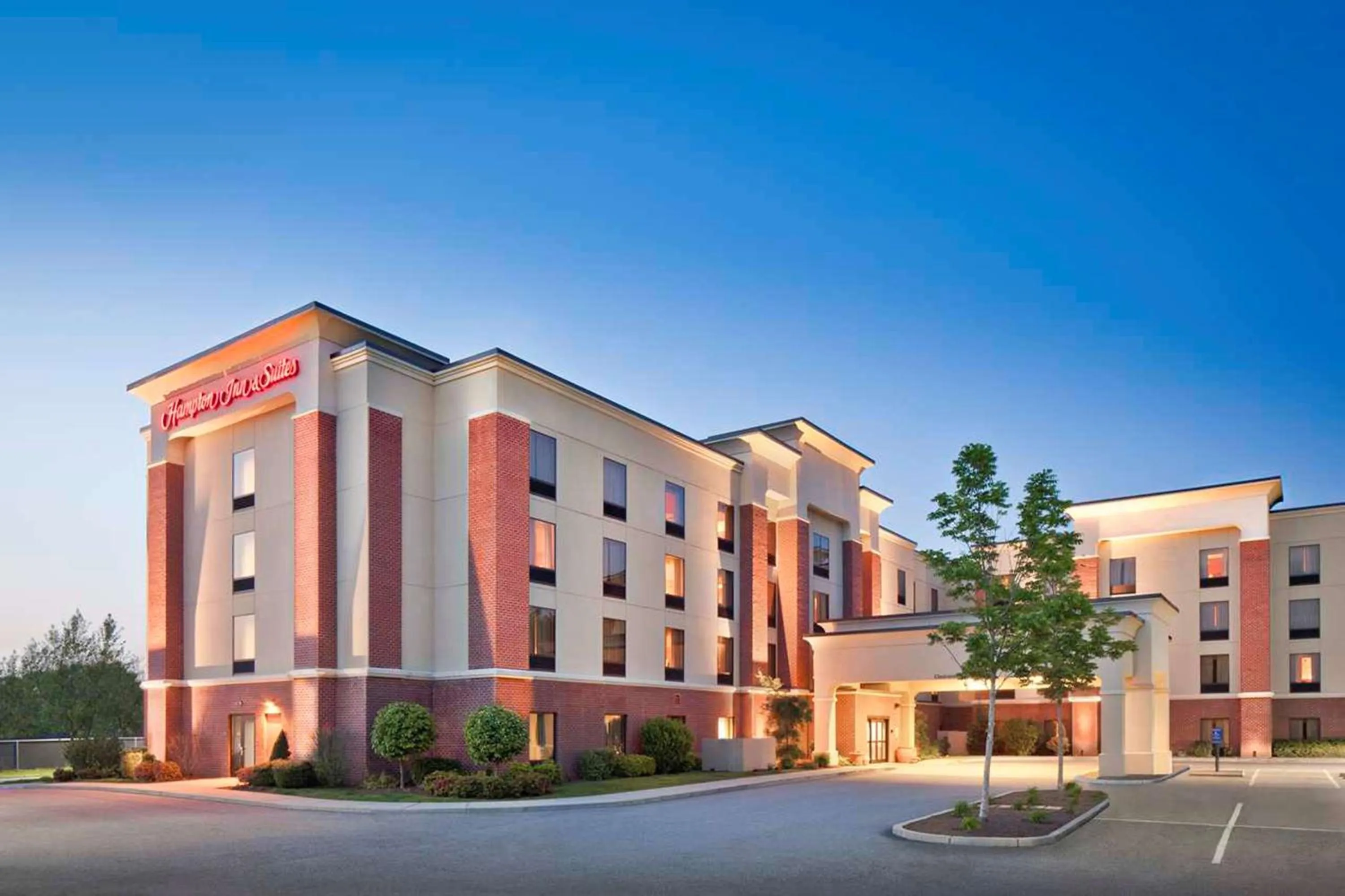 Property building in Hampton Inn & Suites Providence / Smithfield