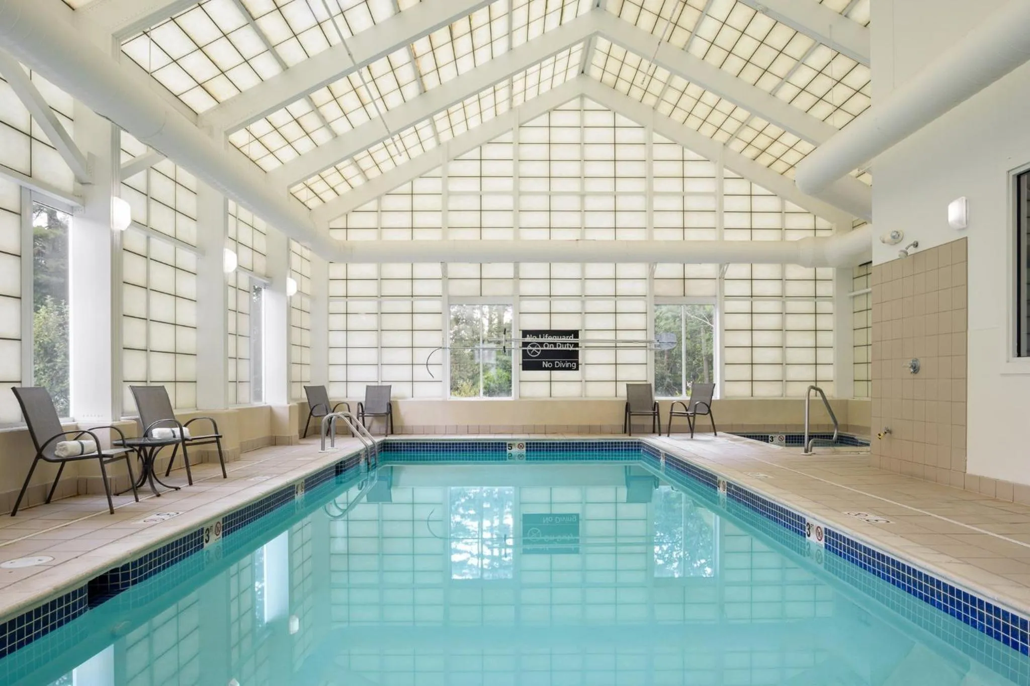 Swimming pool in Long Creek Hotel