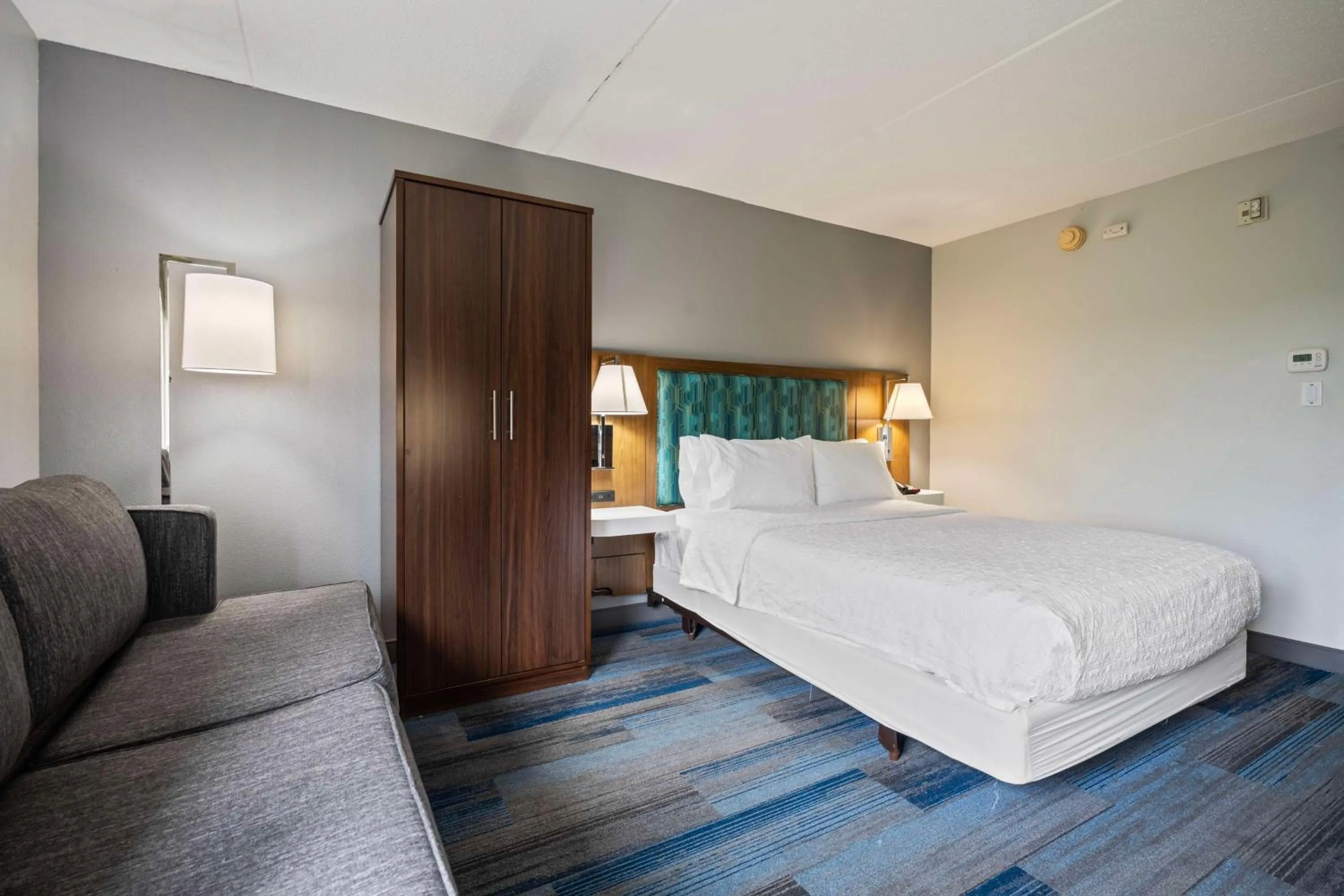 Living room, Bed in Hampton Inn Ridgefield Park