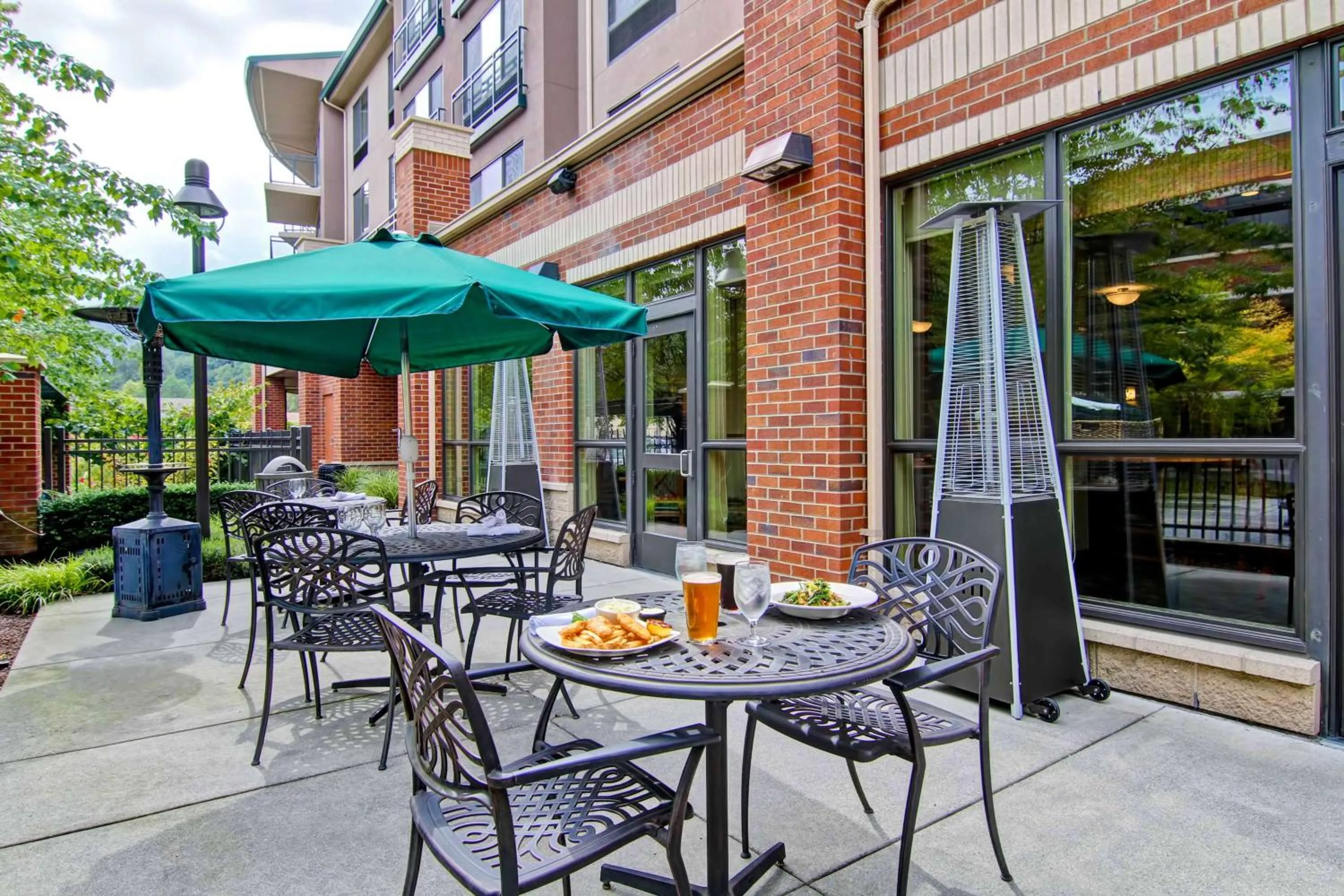 Dining area in Hilton Garden Inn Seattle/Issaquah