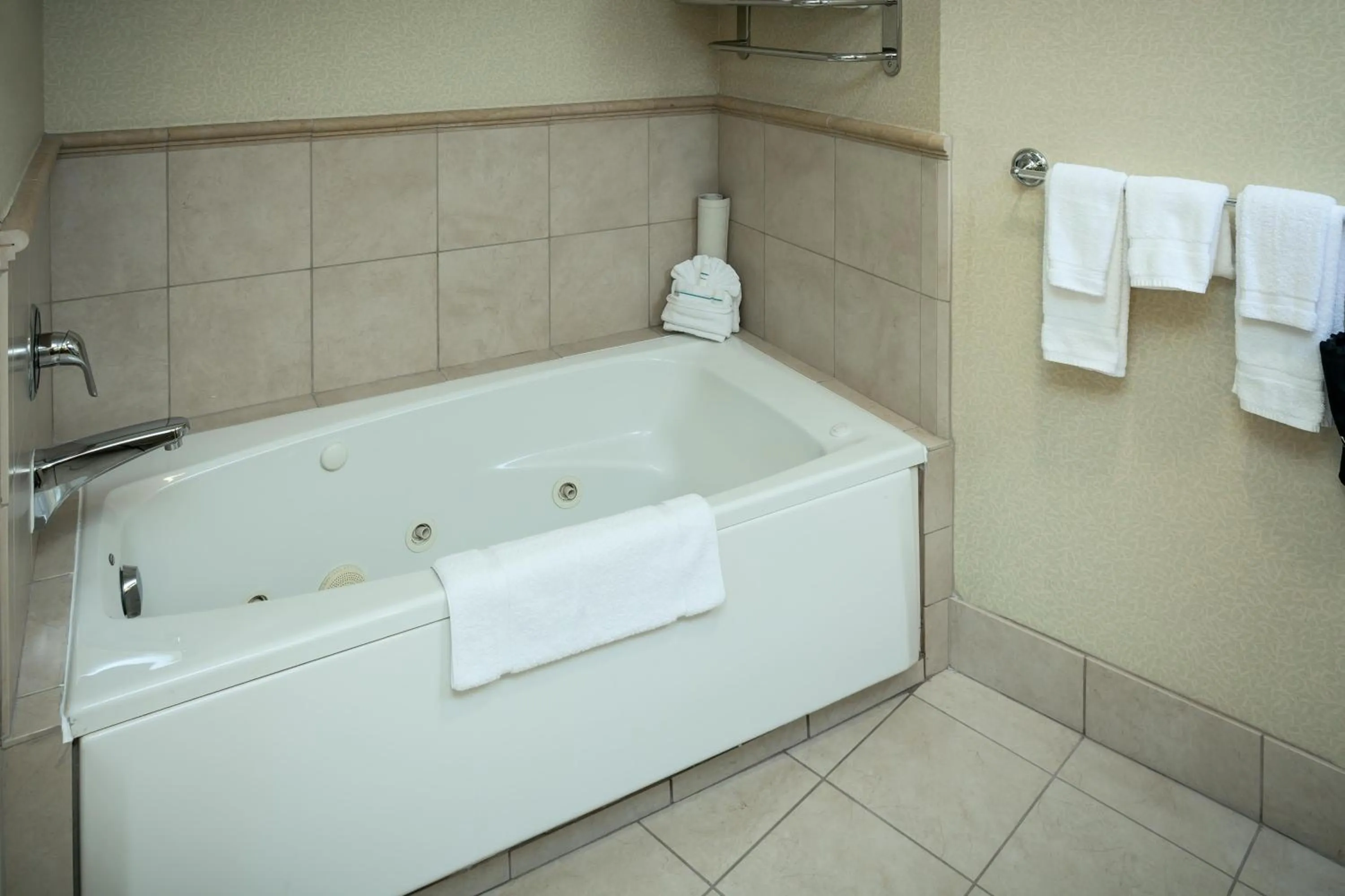 Bathroom in Hilton Garden Inn Seattle/Issaquah