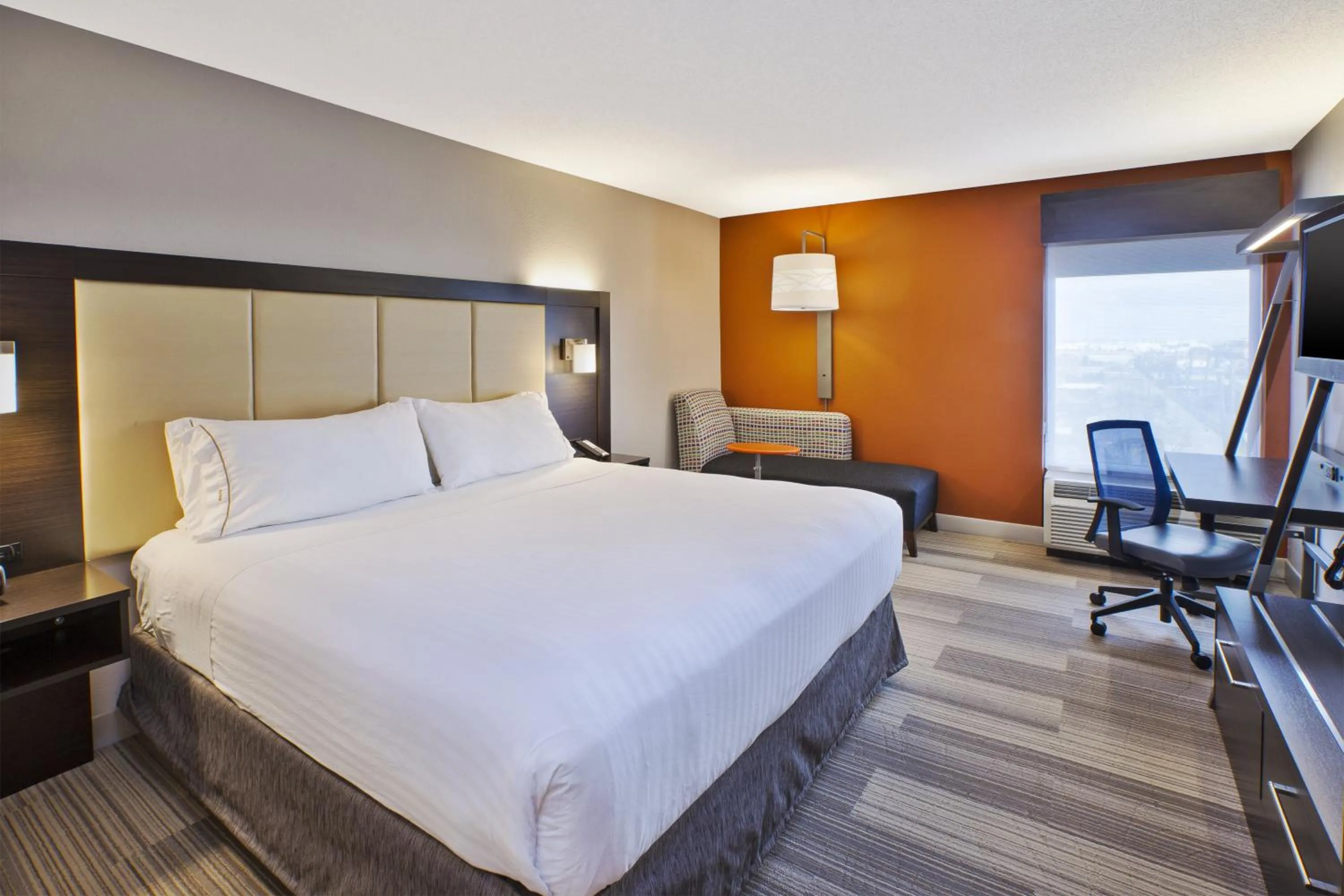 Photo of the whole room, Bed in Holiday Inn Express & Suites Chicago-Midway Airport by IHG