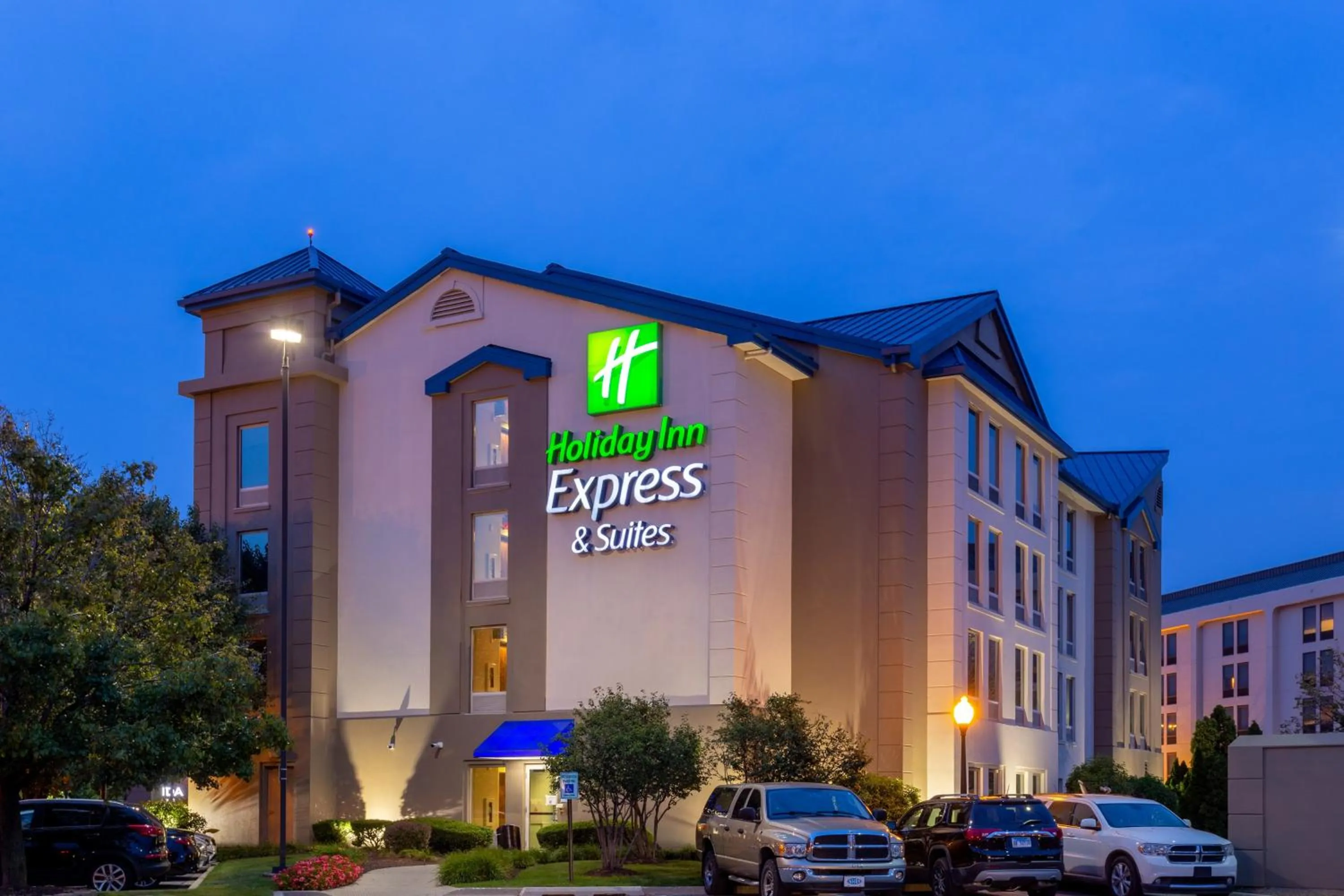 Property building in Holiday Inn Express & Suites Chicago-Midway Airport by IHG