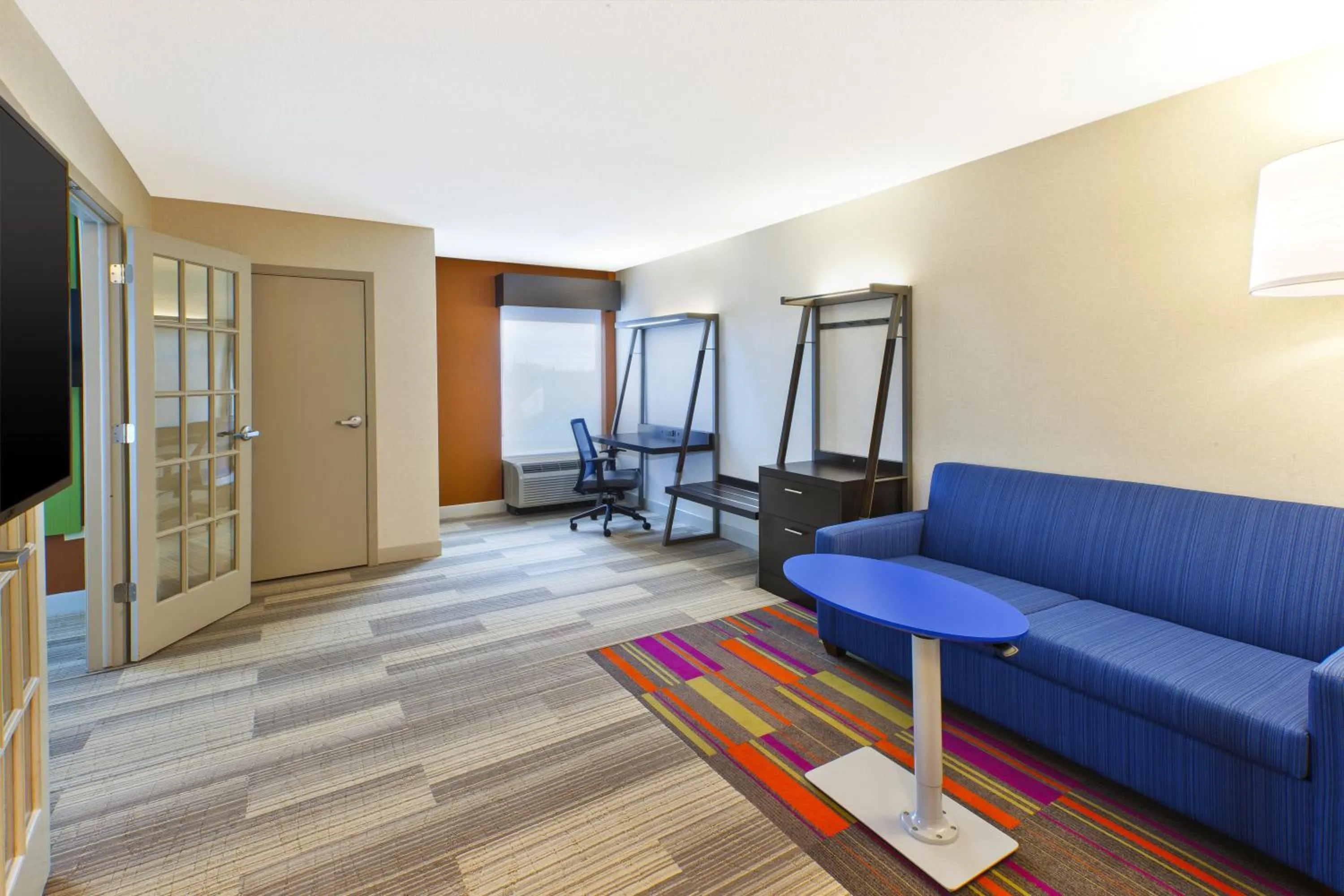 Photo of the whole room in Holiday Inn Express & Suites Chicago-Midway Airport by IHG