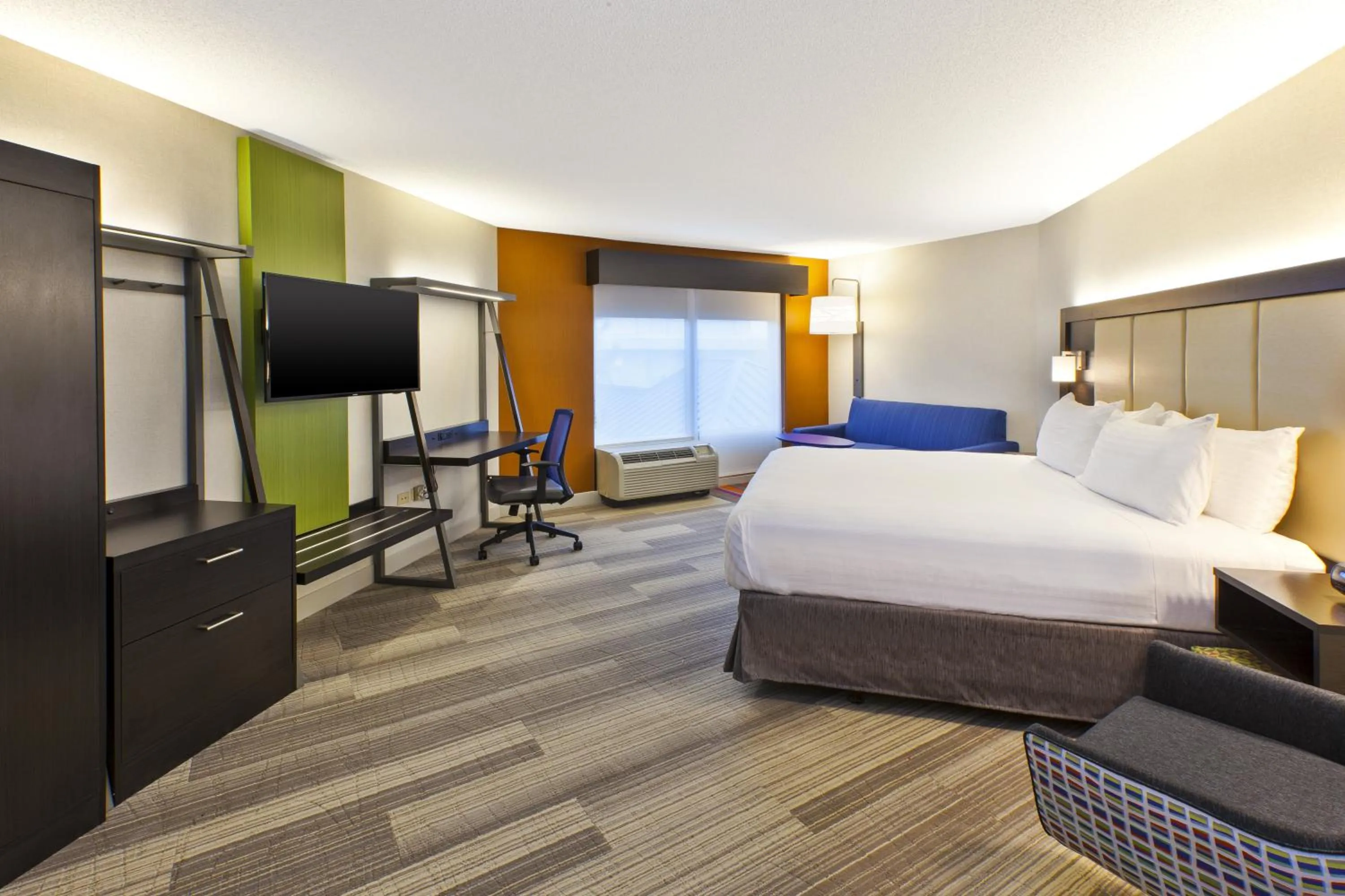 Photo of the whole room, Bed in Holiday Inn Express & Suites Chicago-Midway Airport by IHG