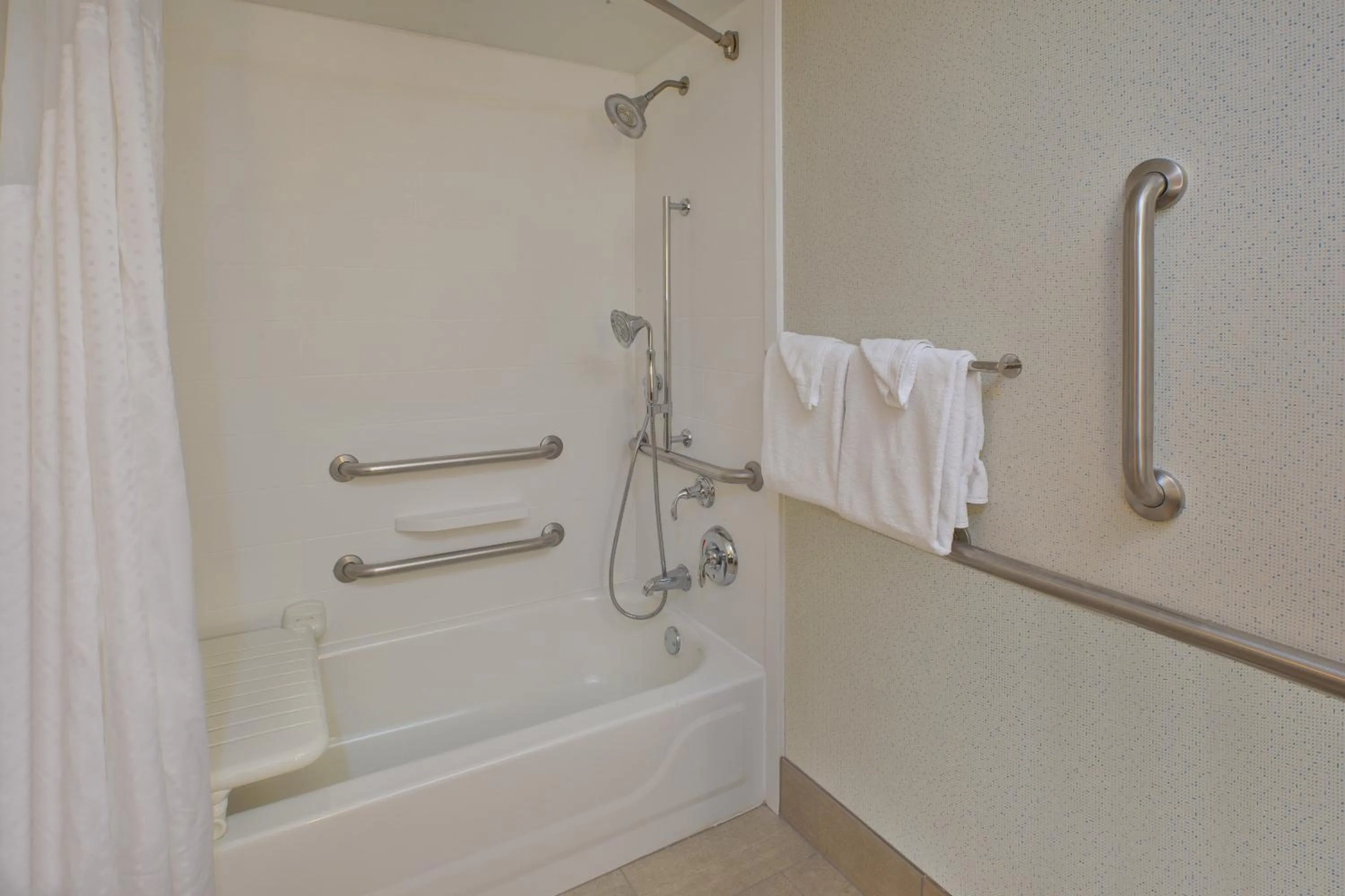 Photo of the whole room in Holiday Inn Express & Suites Chicago-Midway Airport by IHG