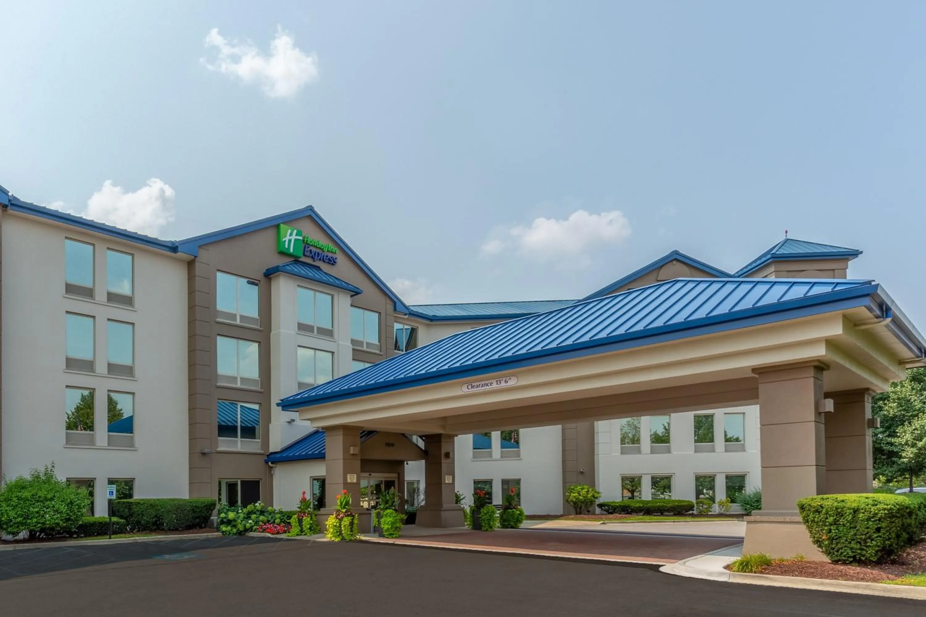 Property building in Holiday Inn Express & Suites Chicago-Midway Airport by IHG